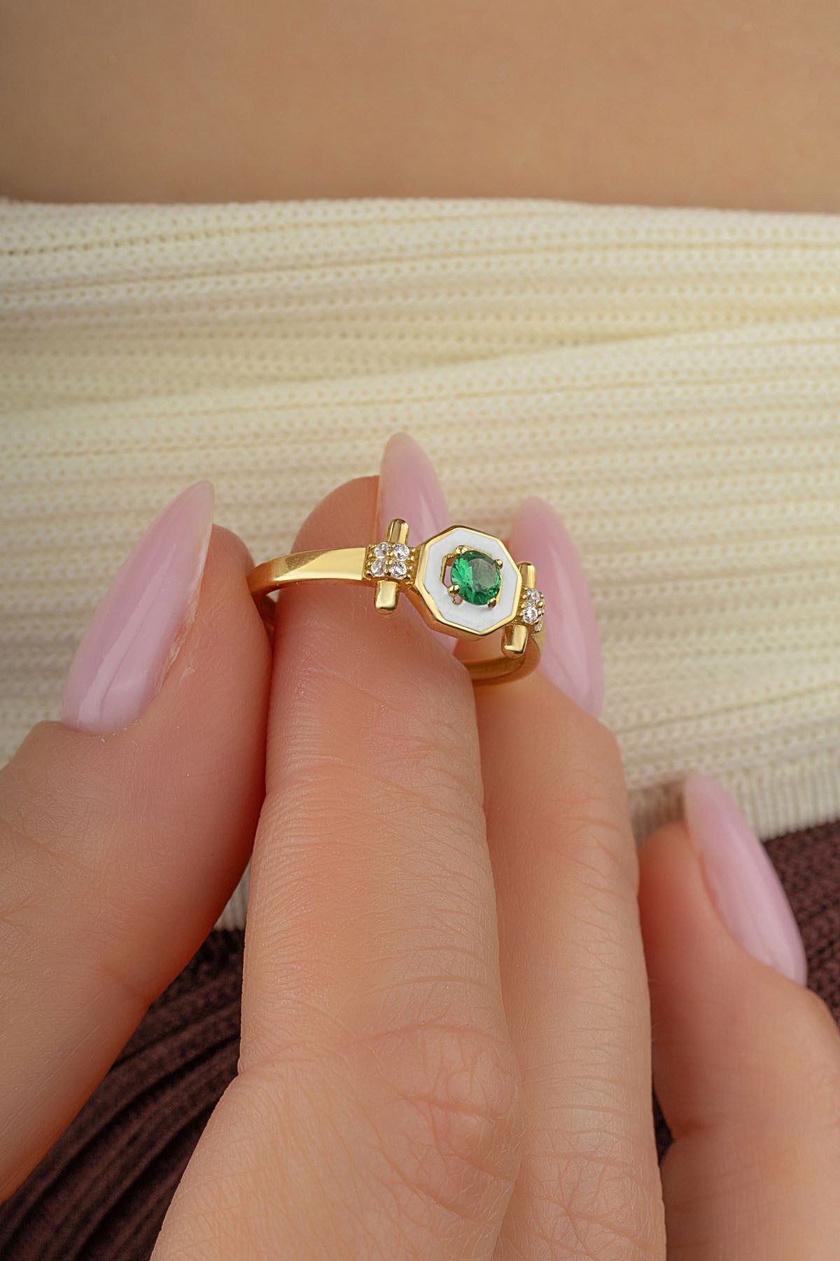 Sekizgen Yeşil Taşlı Altın Yüzük