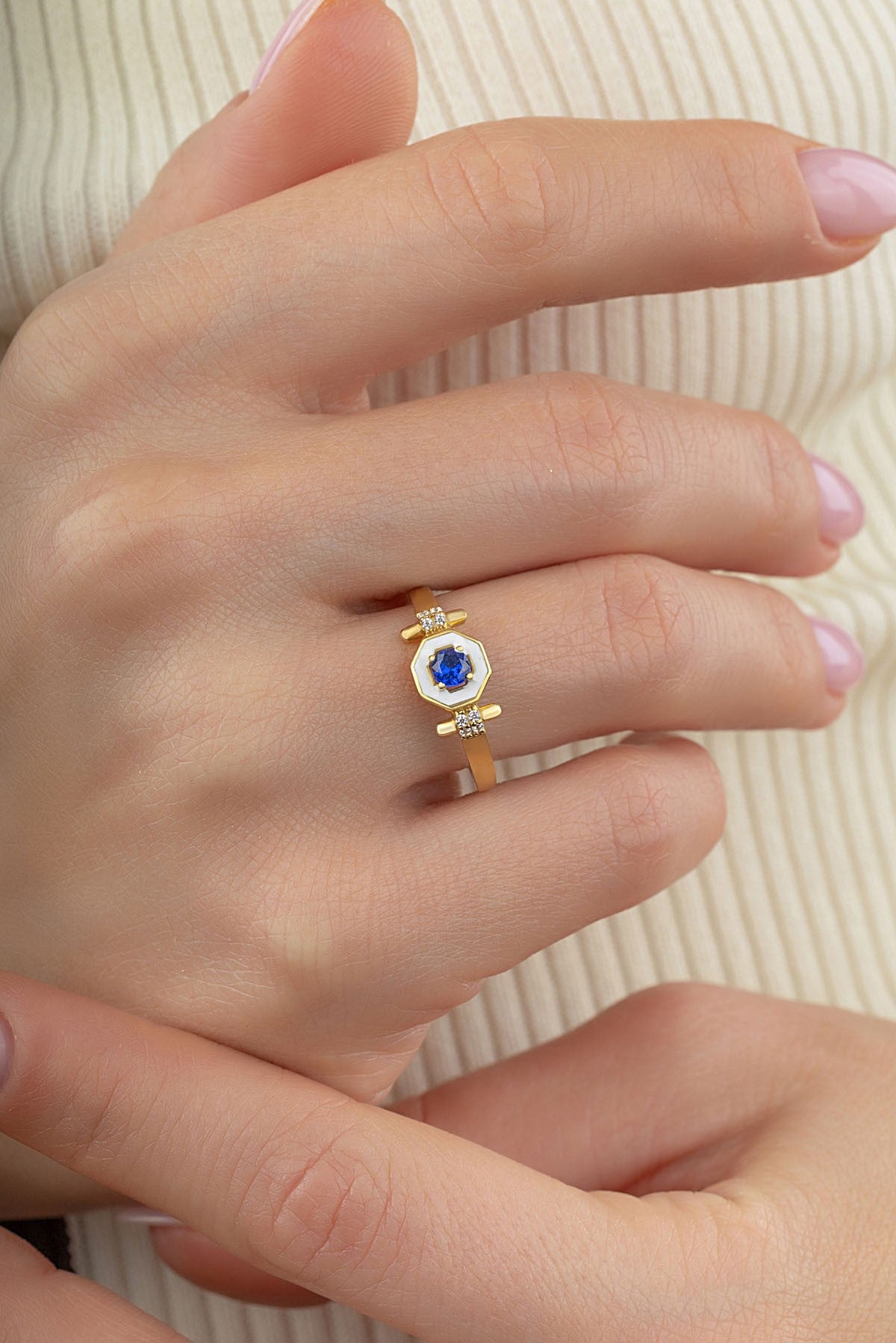 Mavi Taşlı Sekizgen Altın Yüzük