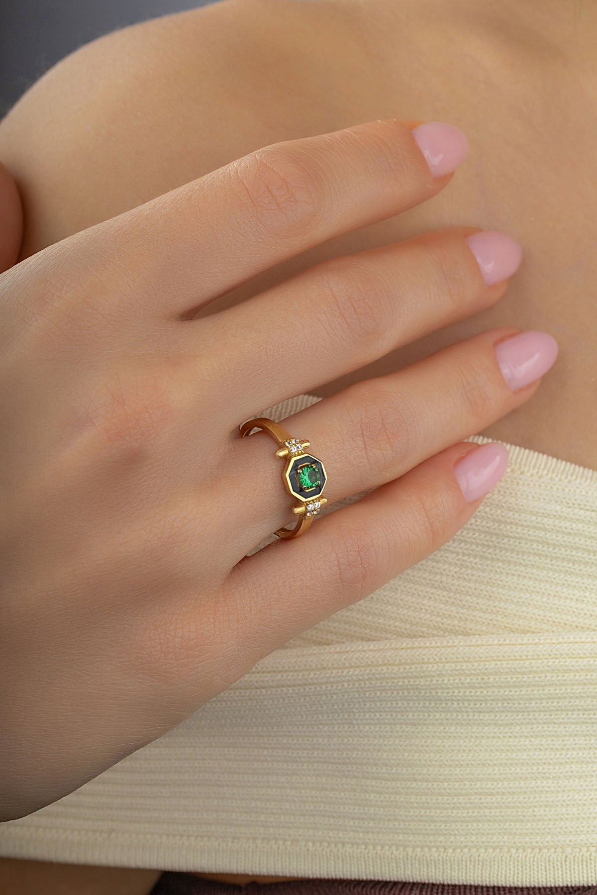 Yeşil Taş Siyah Çerçeveki Altın Yüzük Ürün ana görseli