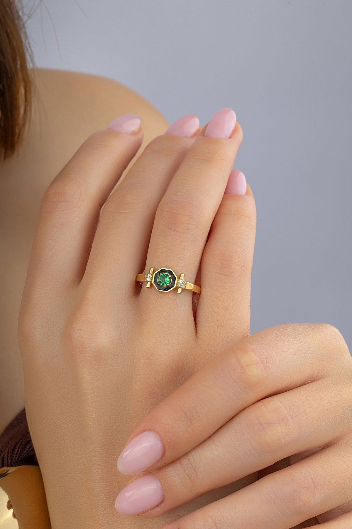 Yeşil Taş Siyah Çerçeveki Altın Yüzük