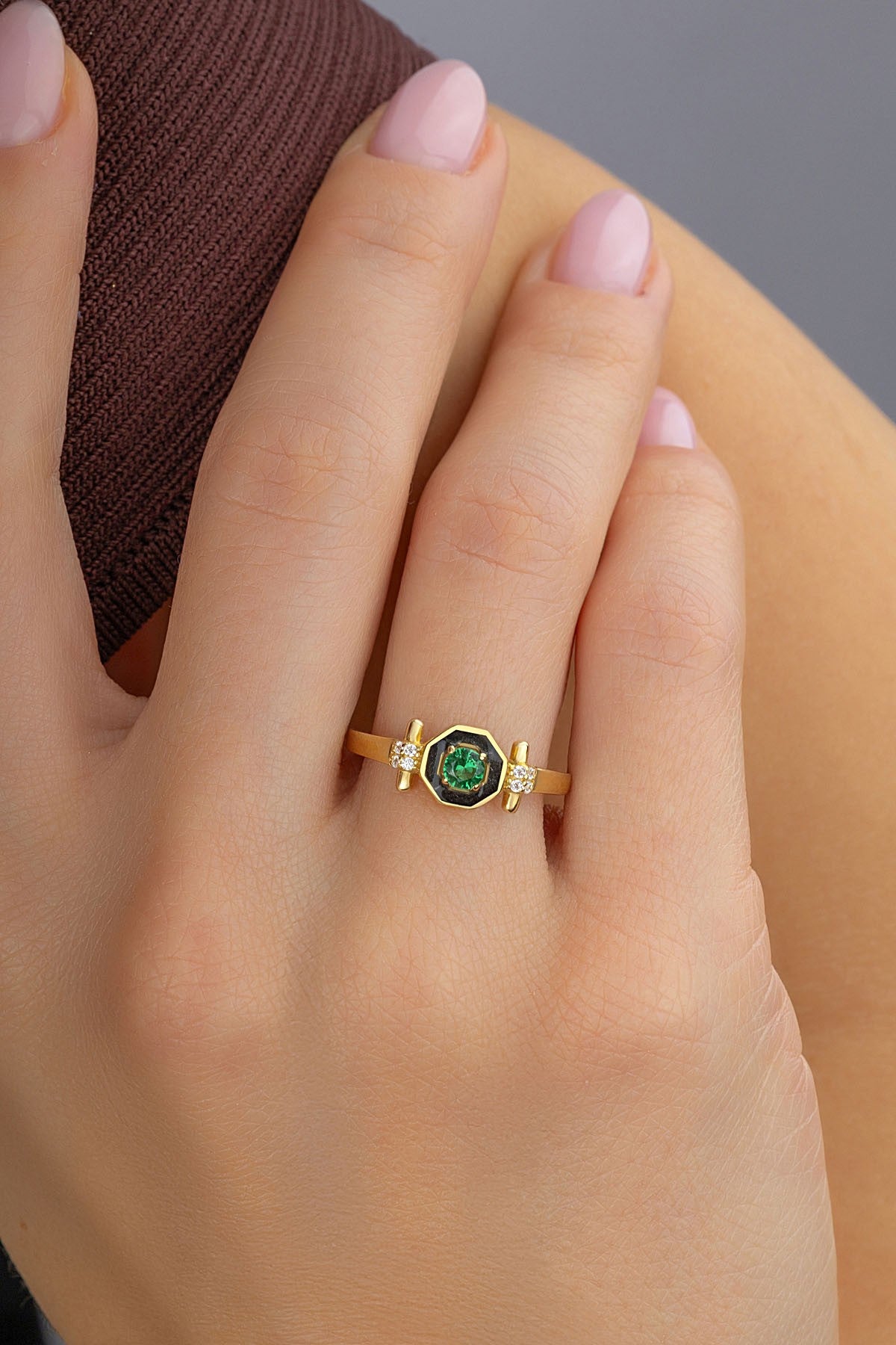 Yeşil Taş Siyah Çerçeveki Altın Yüzük