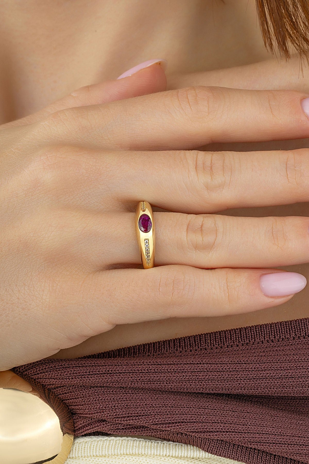 Mor Taşlı Round Altın Yüzük