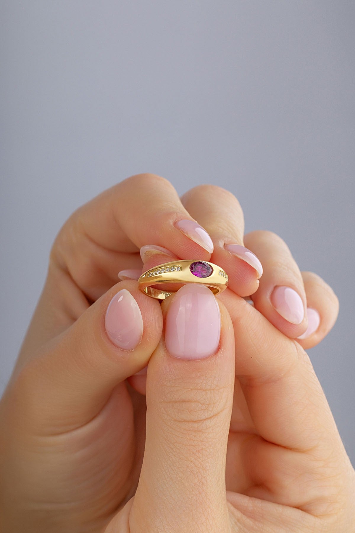 Mor Taşlı Round Altın Yüzük