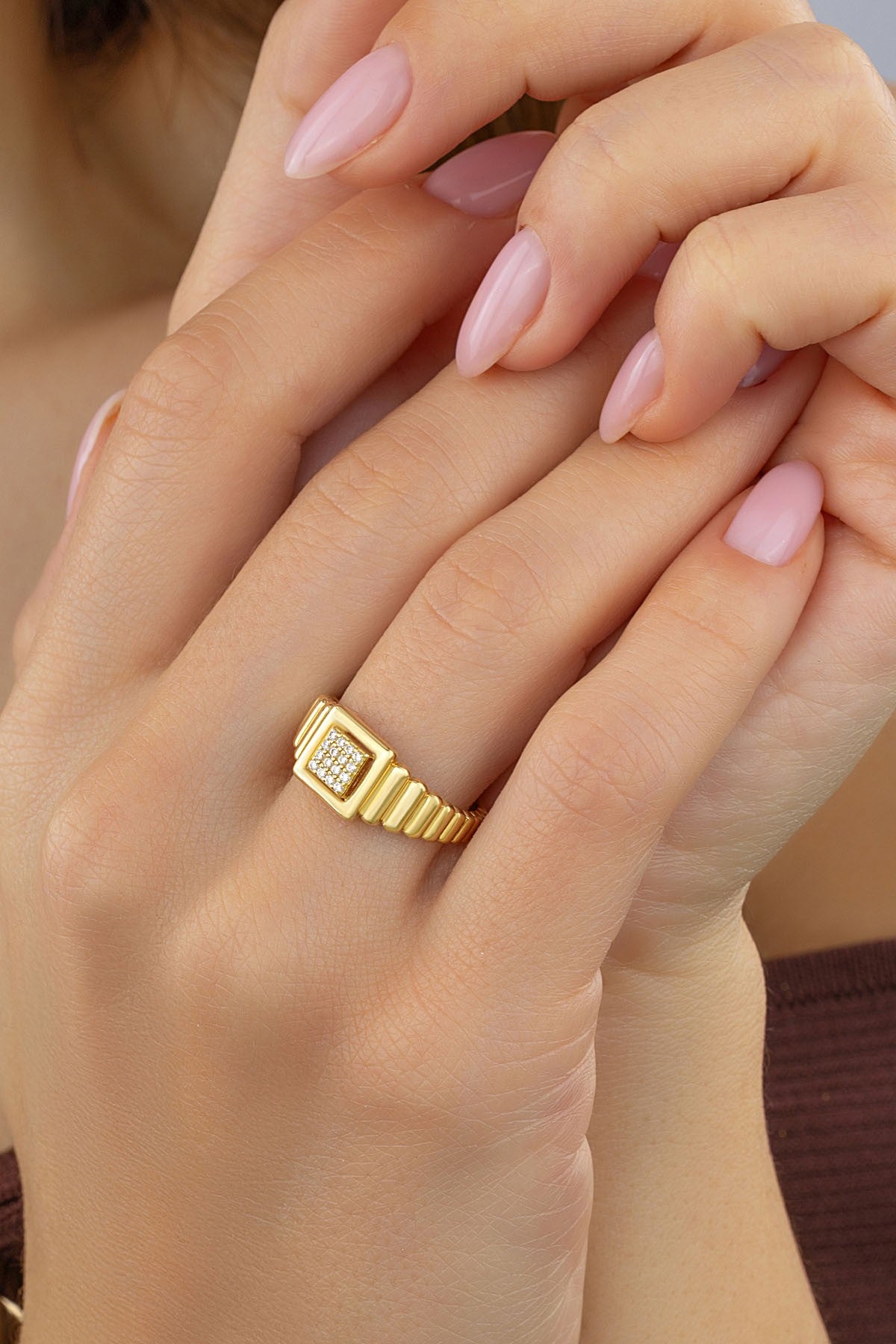 Aura Kare Taşlı Altın Yüzük Ürün ana görseli