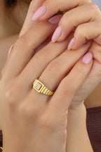 Aura Kare Taşlı Altın Yüzük