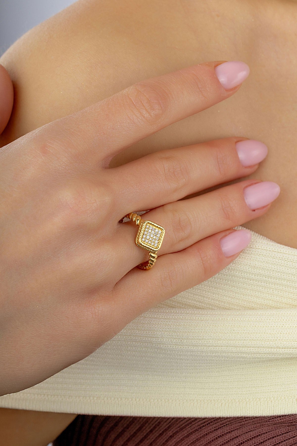 Dörtgen İçi Taşlı Altın Yüzük Ürün ikincil görseli