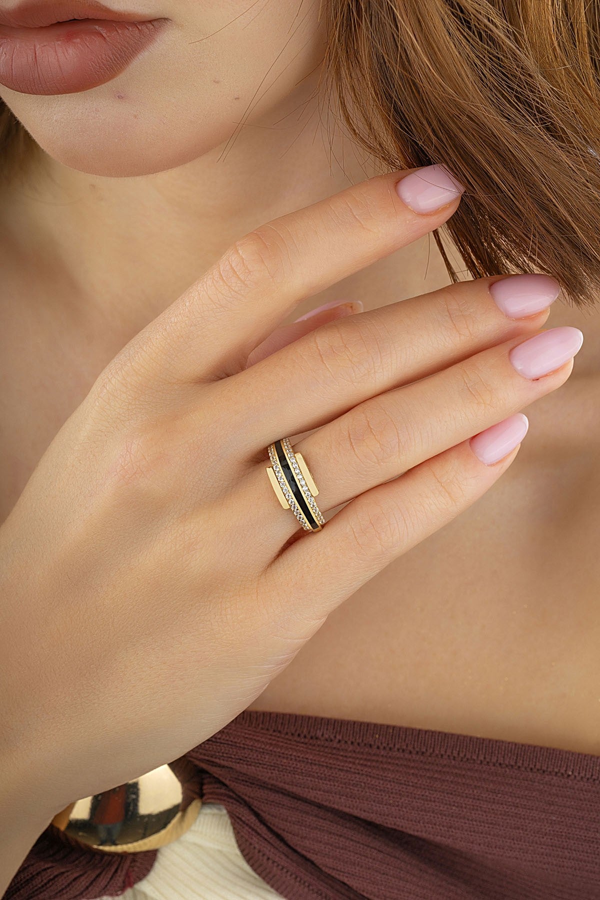 Siyah Hat Yanları Taşlı Altın Yüzük Ürün ana görseli