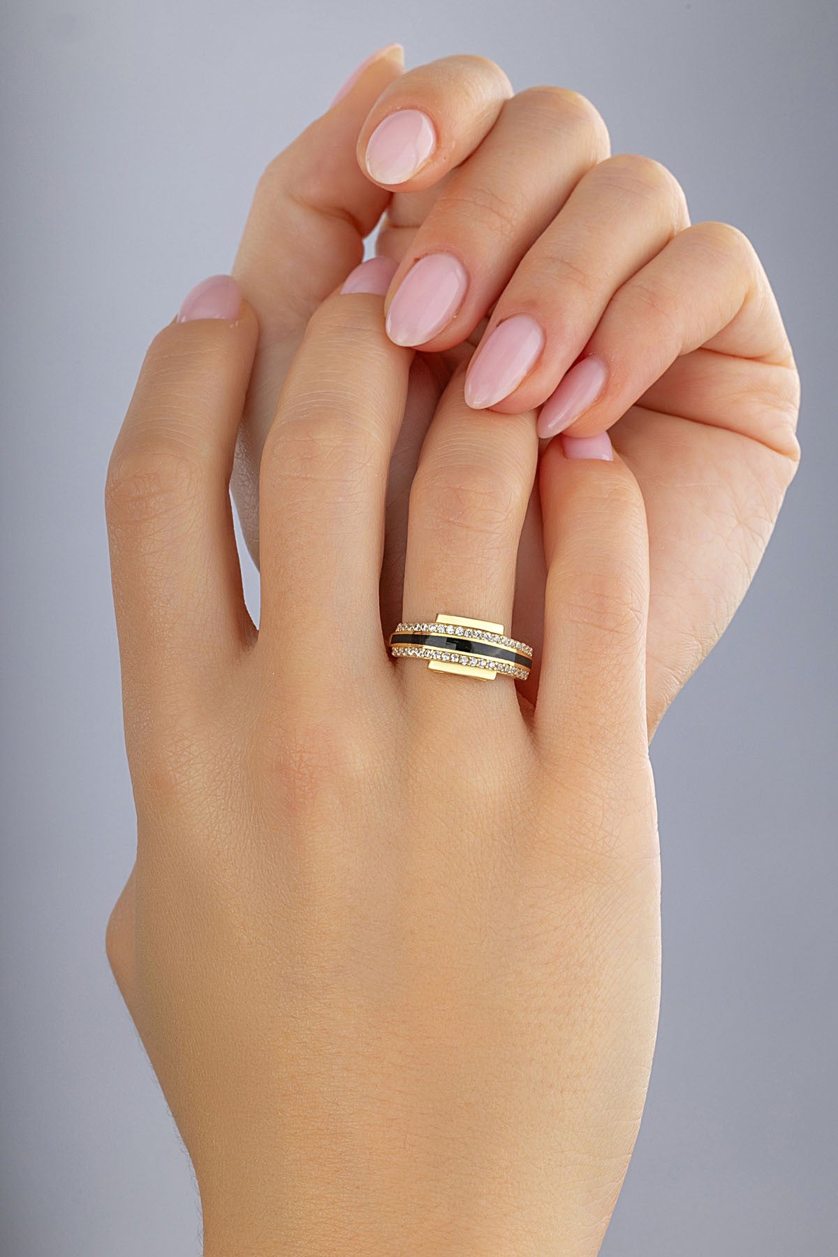 Siyah Hat Yanları Taşlı Altın Yüzük