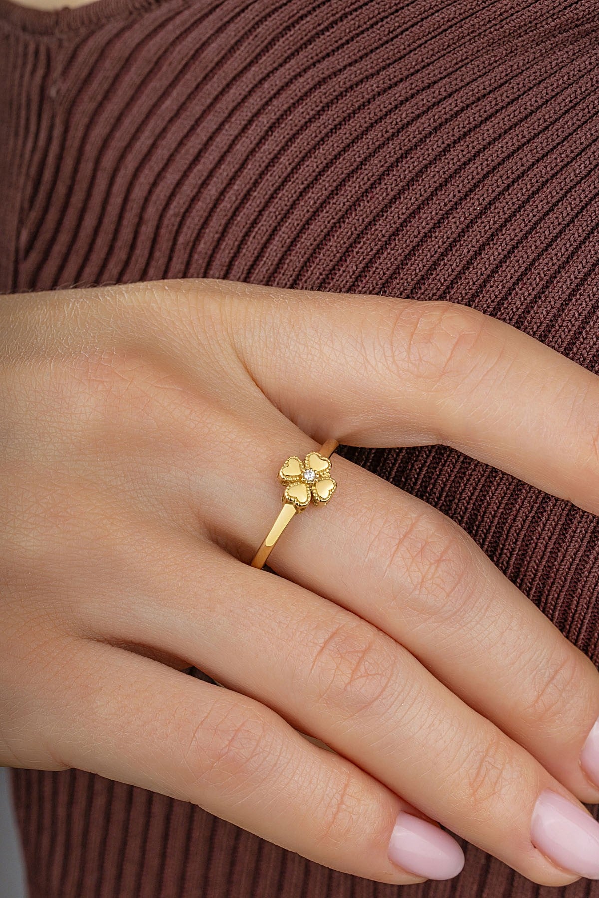 Ortası Taşlı Yonca Altın Yüzük Ürün ana görseli