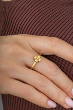 Ortası Taşlı Yonca Altın Yüzük