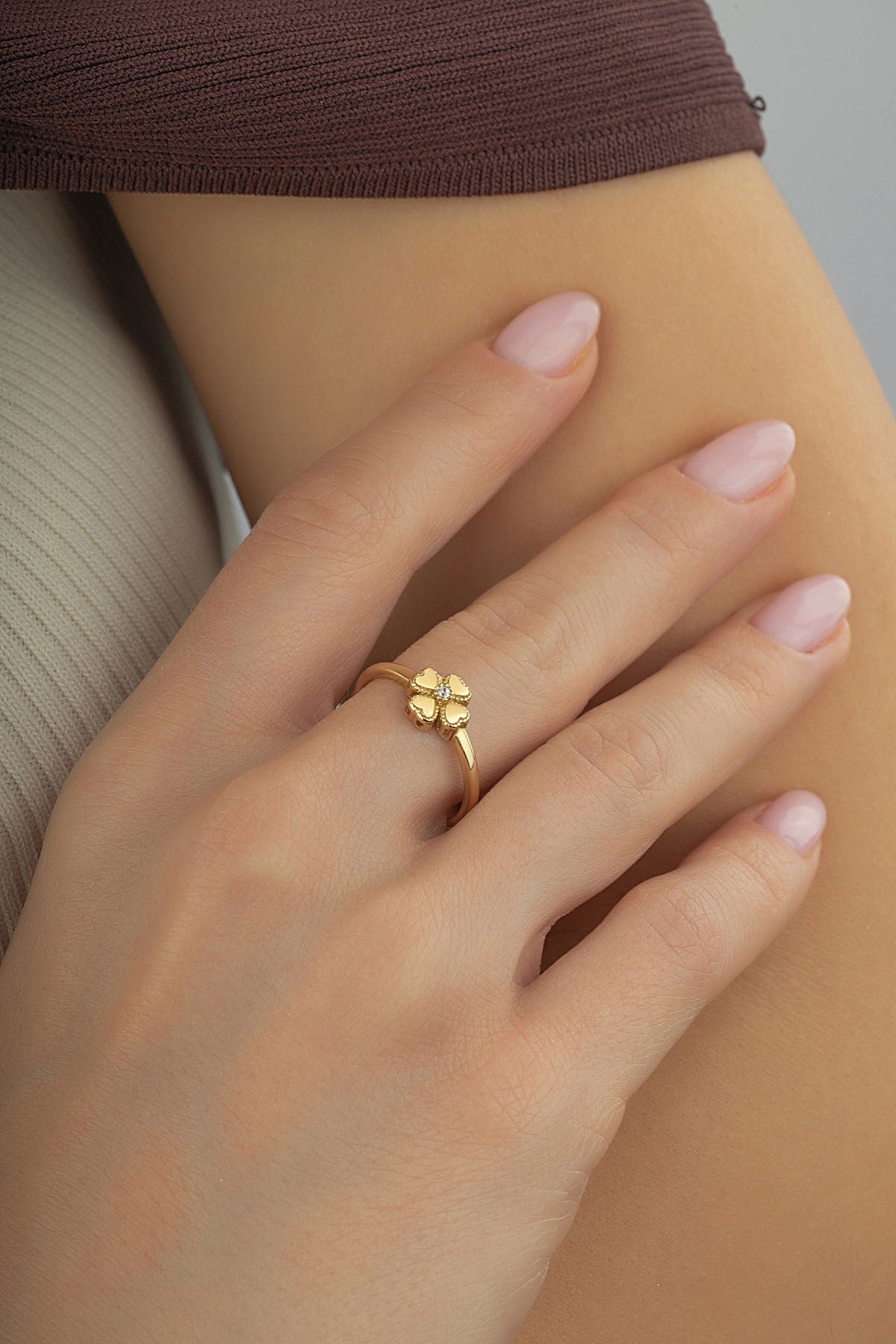 Ortası Taşlı Yonca Altın Yüzük Ürün ikincil görseli