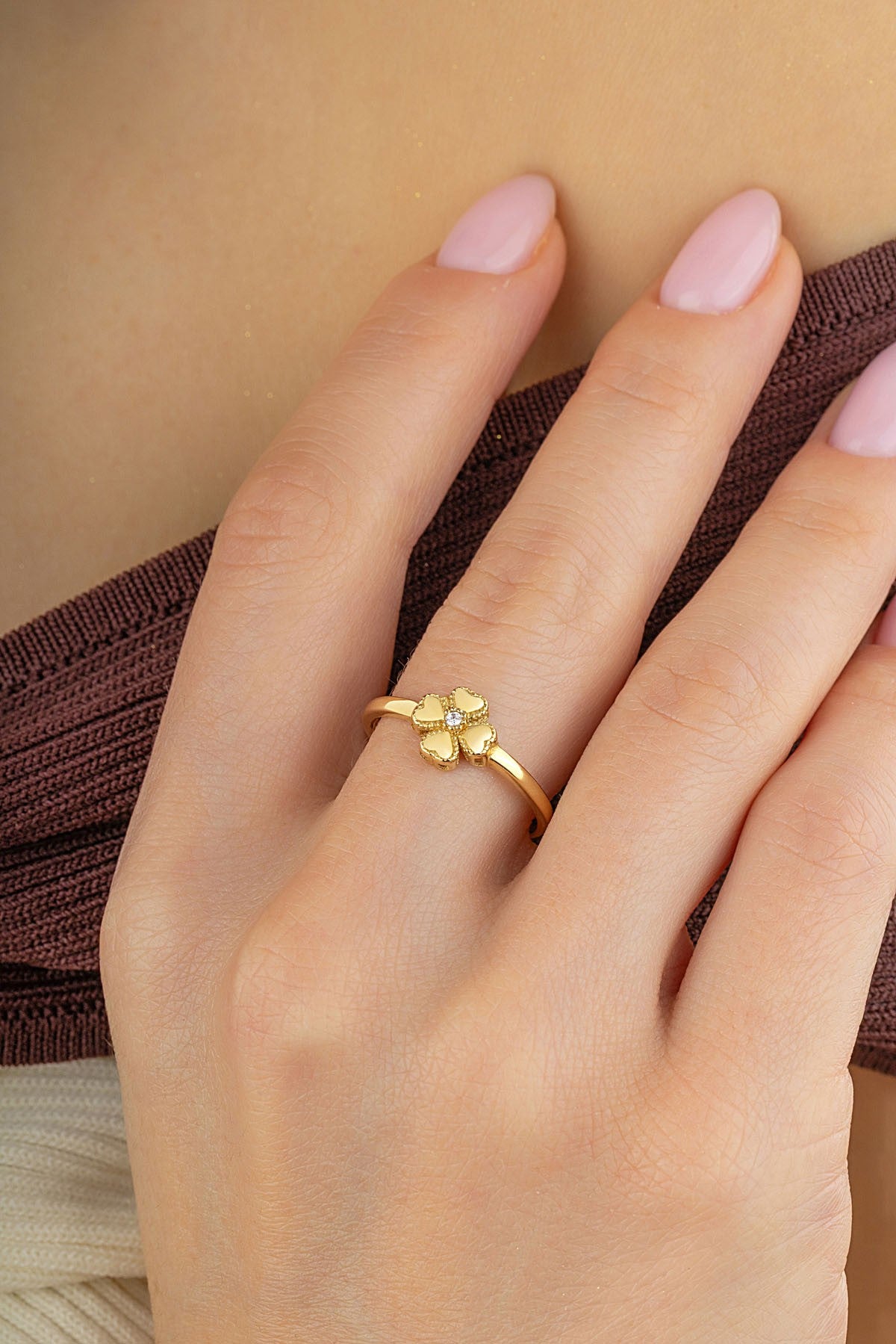 Ortası Taşlı Yonca Altın Yüzük