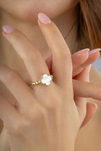 Beyaz Yansımalı Yonca Altın Yüzük