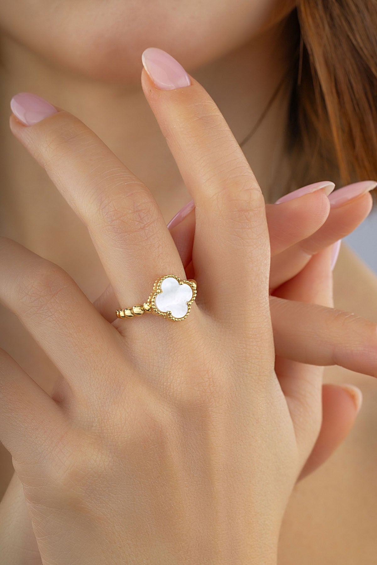 Beyaz Yansımalı Yonca Altın Yüzük