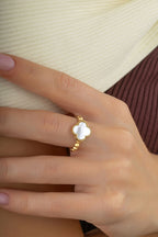 Beyaz Yansımalı Yonca Altın Yüzük