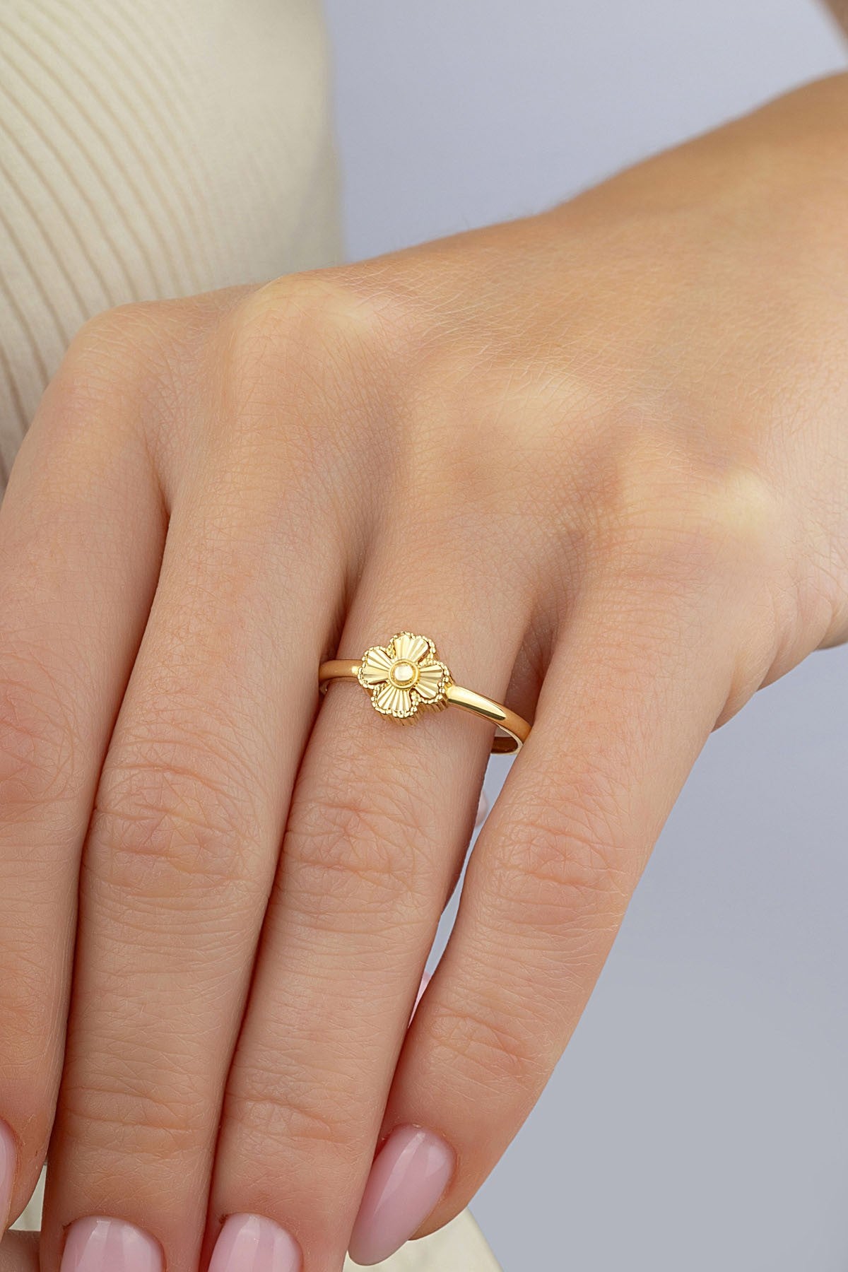 Dört Yapraklı Çiçek Altın Yüzük Ürün ana görseli