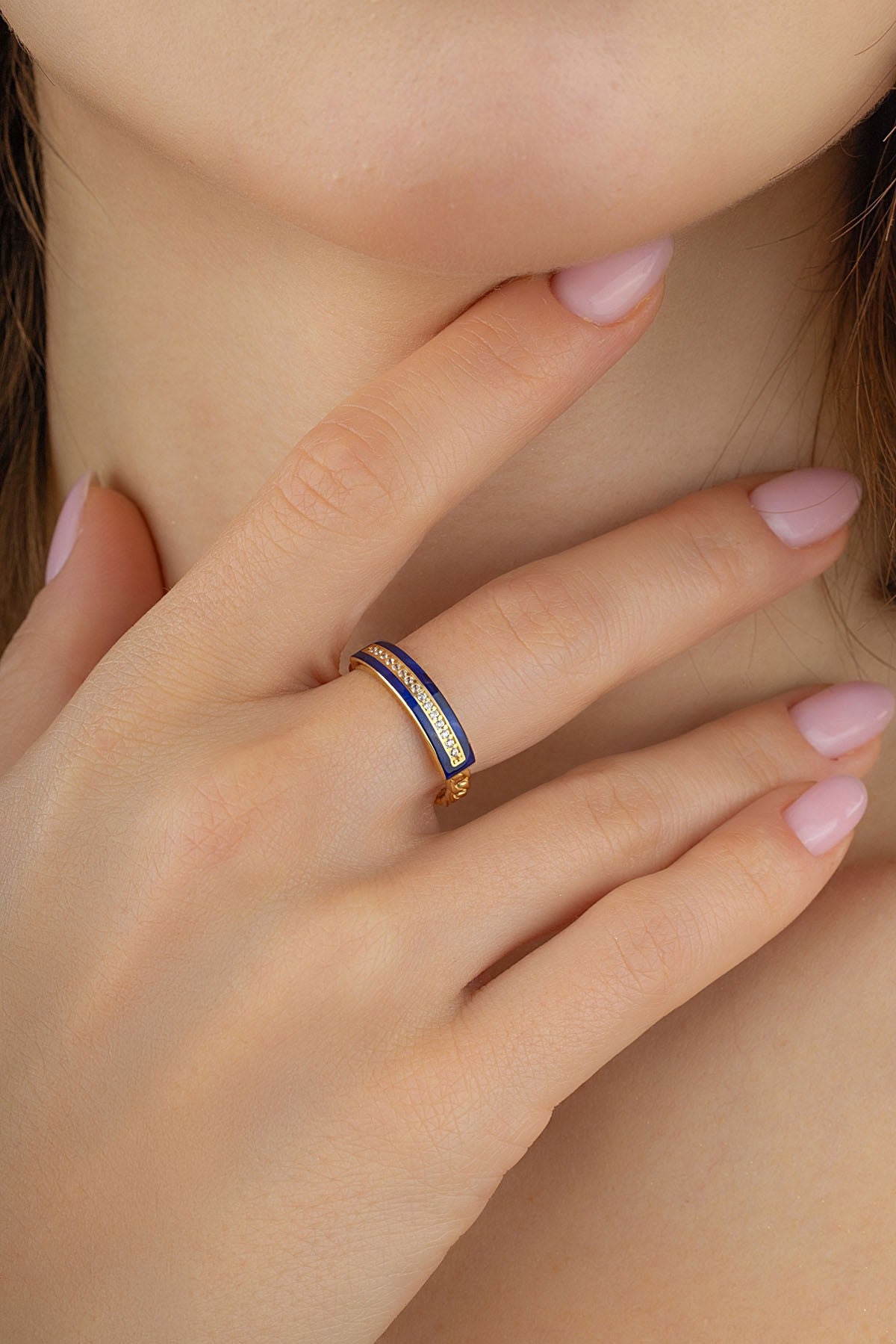 Siyah Şerit İçi Taşlı Altın Yüzük