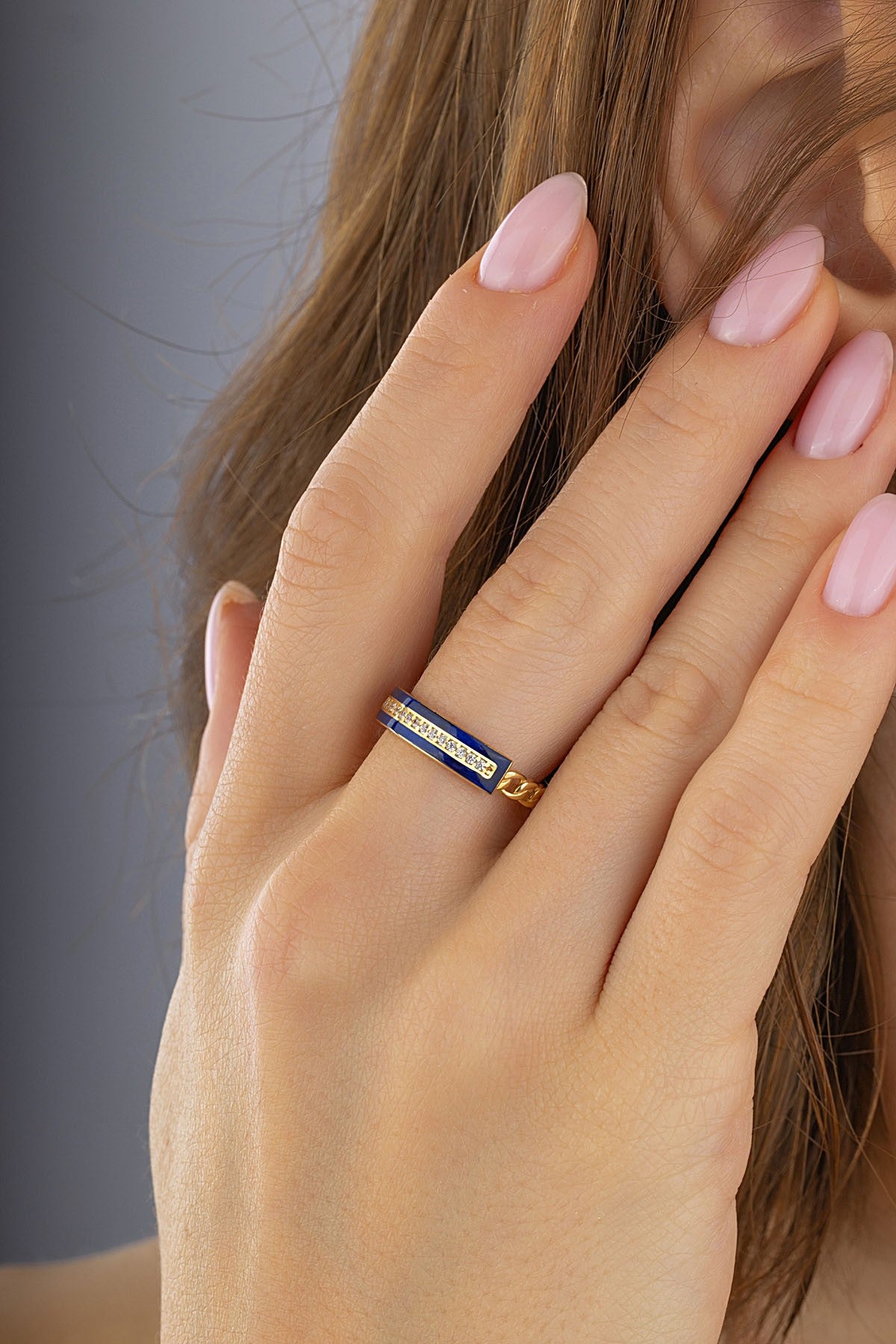 Siyah Şerit İçi Taşlı Altın Yüzük