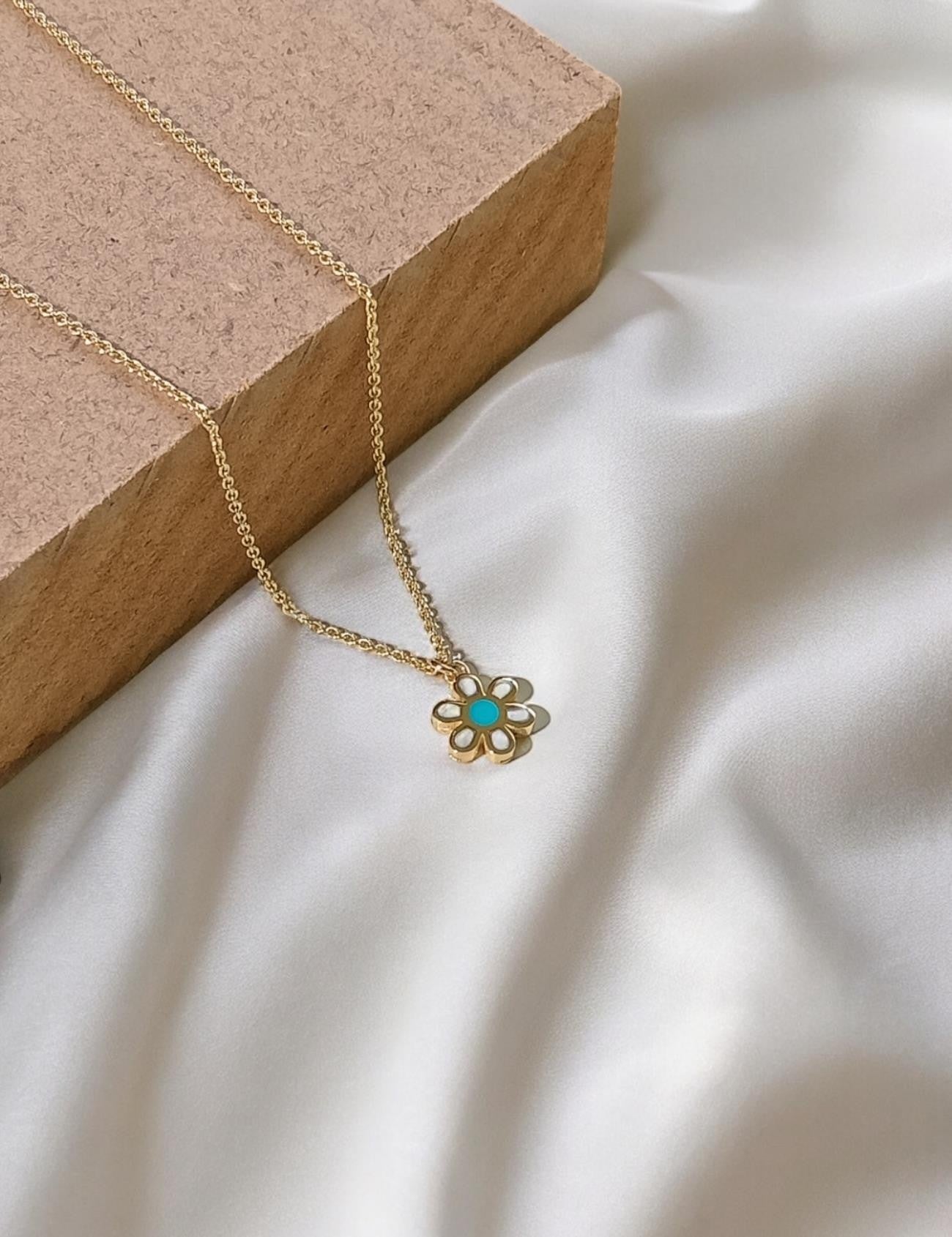قلادة ذهبية ملونة على شكل زهرة الأقحوان Ürün ikincil görseli