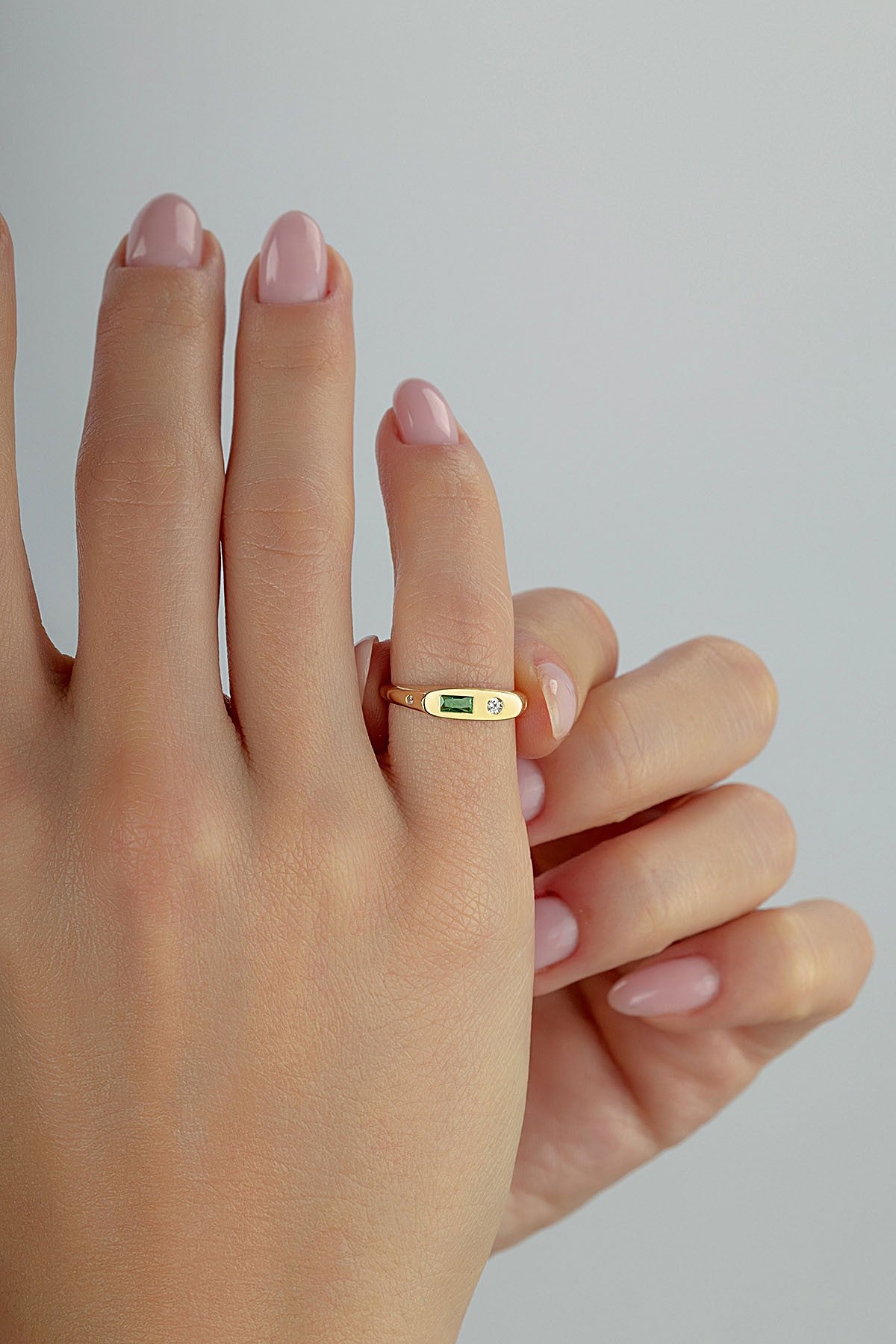 Kare Yeşil Taşlı Serçe Parmak Altın Yüzük