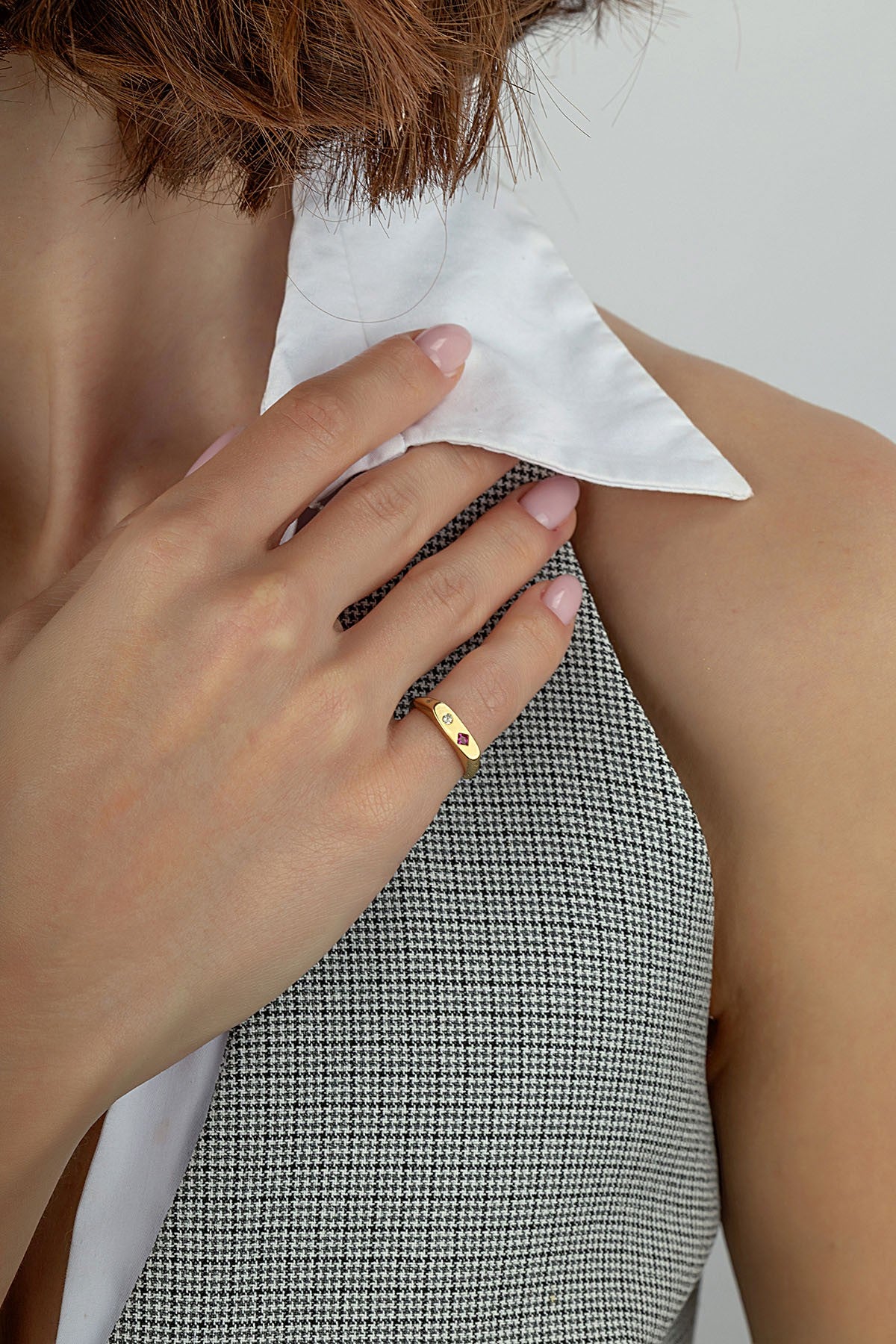 Dörtgen Bordo Taşlı Serçe Parmak Altın Yüzük