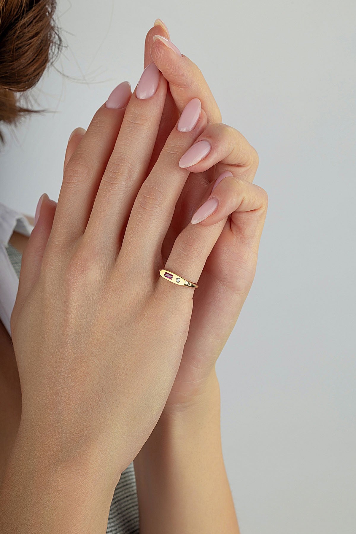 Dikdörtgen Bordo Taşlı Serçe Parmak Altın Yüzük Ürün ikincil görseli