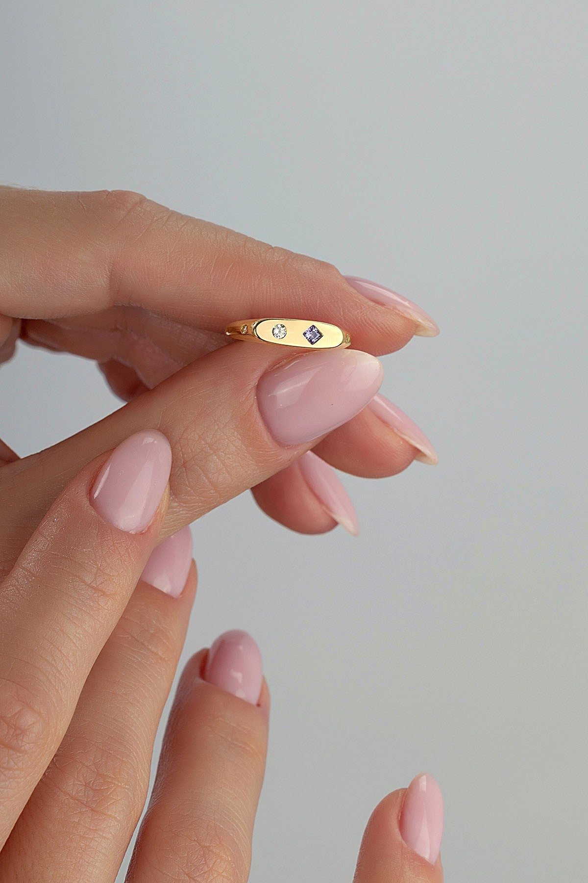 Dörtgen Mor Taşlı Serçe Parmak Altın Yüzük