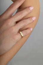 Dikdörtgen Taşlı Serçe Parmak Altın Yüzük