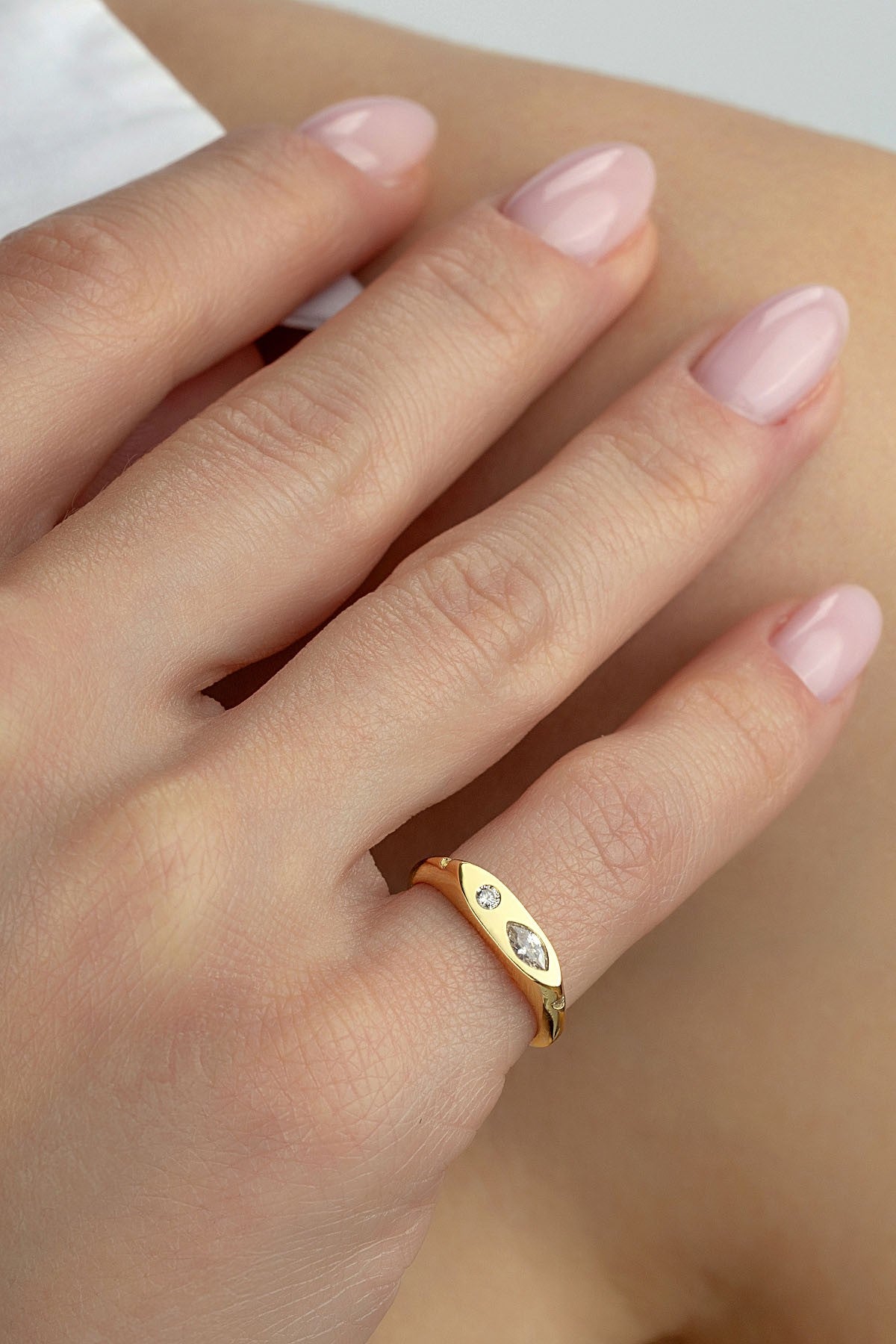 Elmas Kesim Taşlı Serçe Parmak Altın Yüzük