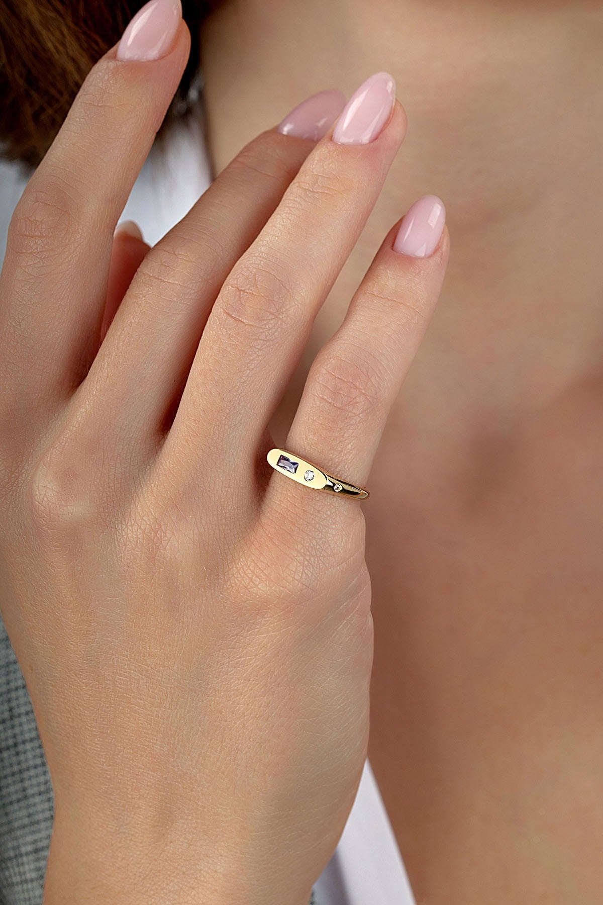 Dikdörtgen Mor Taşlı Serçe Parmak Altın Yüzük