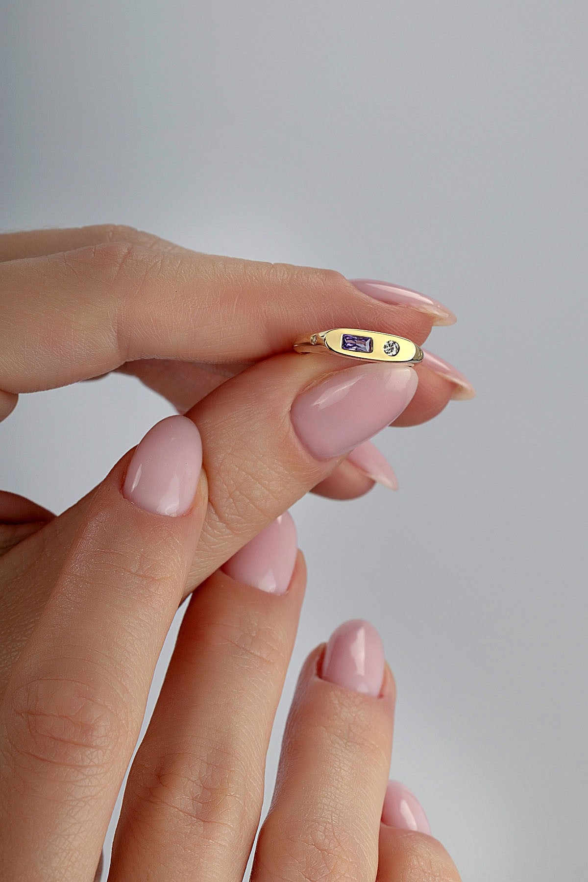 Dikdörtgen Mor Taşlı Serçe Parmak Altın Yüzük