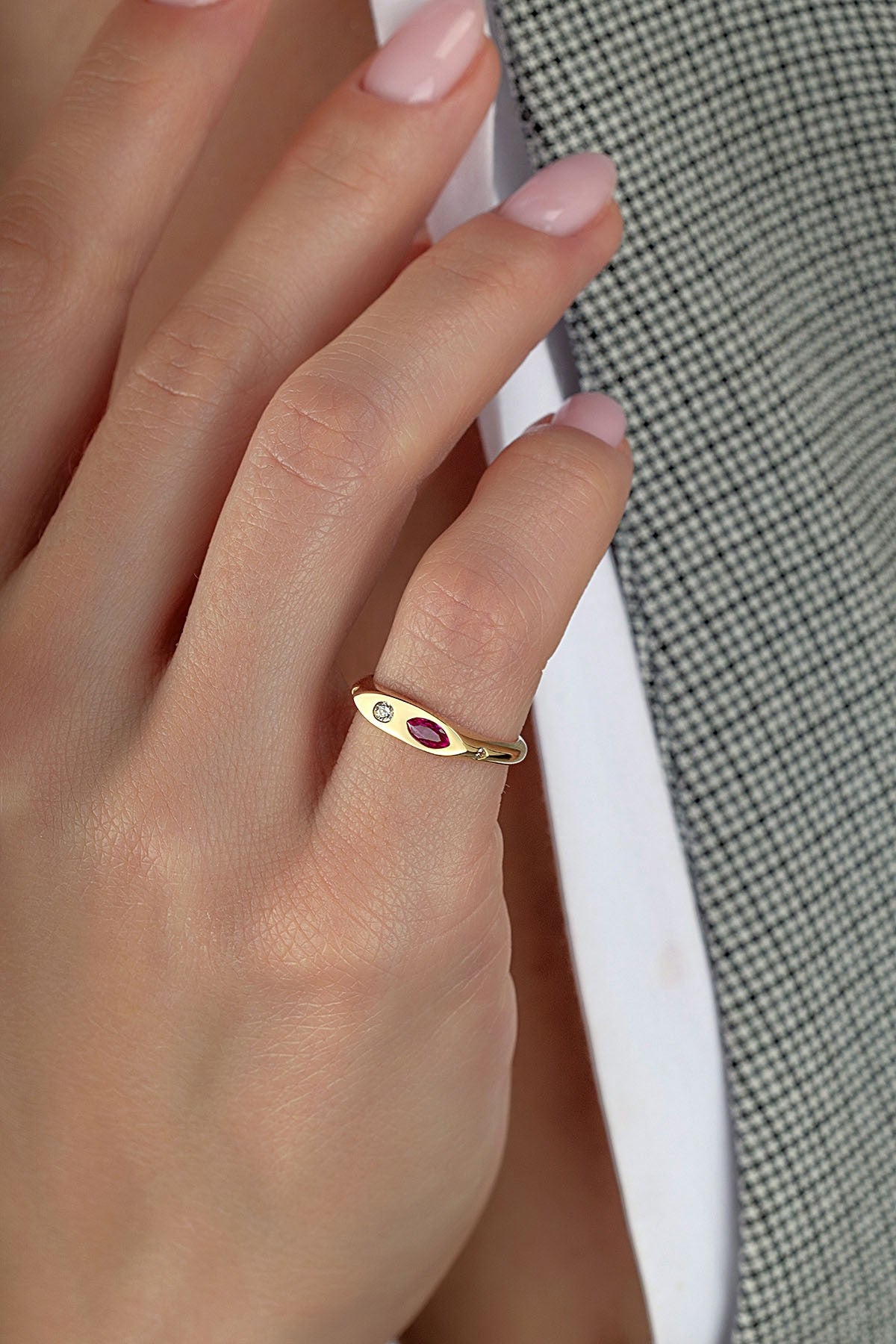 Elmas Kesim Bordo Taşlı Serçe Parmak Altın Yüzük Ürün ikincil görseli