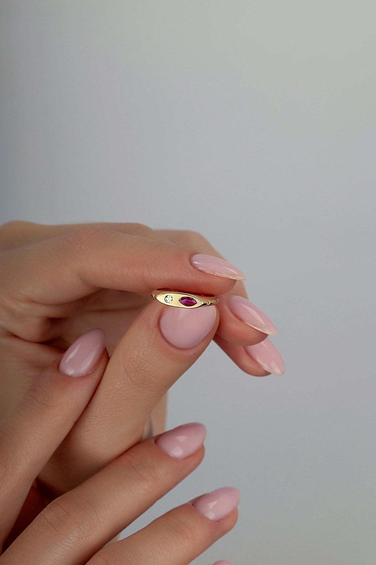 Elmas Kesim Bordo Taşlı Serçe Parmak Altın Yüzük