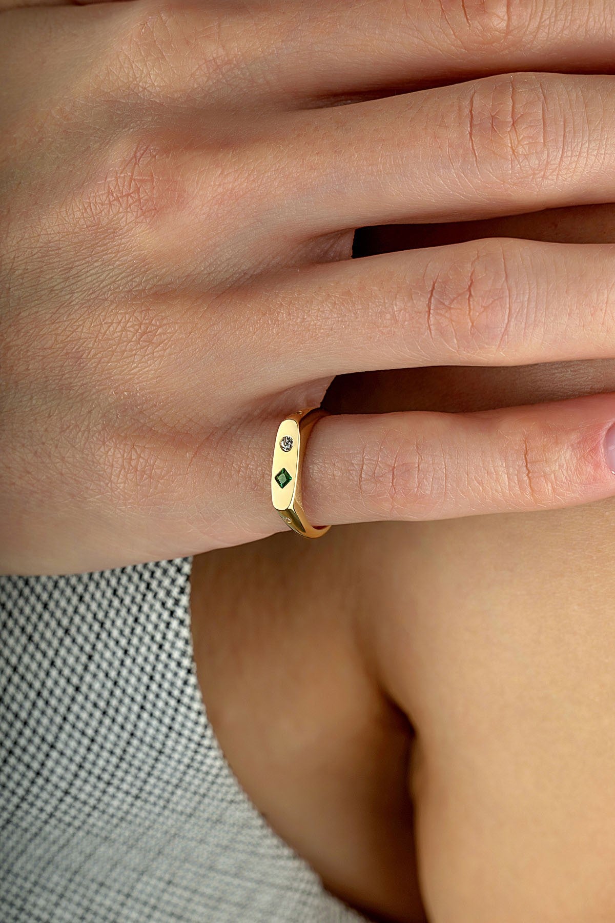 Dörtgen Yeşil Taşlı Serçe Parmak Altın Yüzük