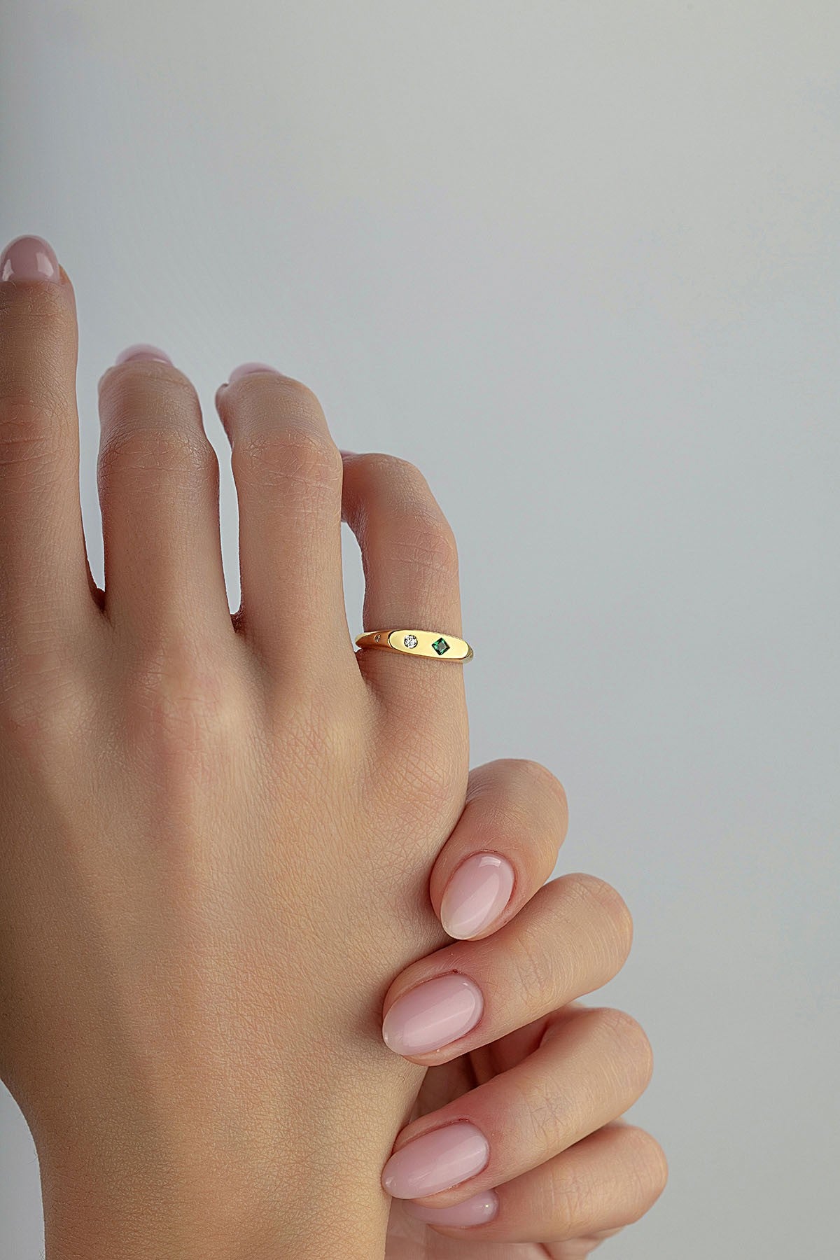 Dörtgen Yeşil Taşlı Serçe Parmak Altın Yüzük