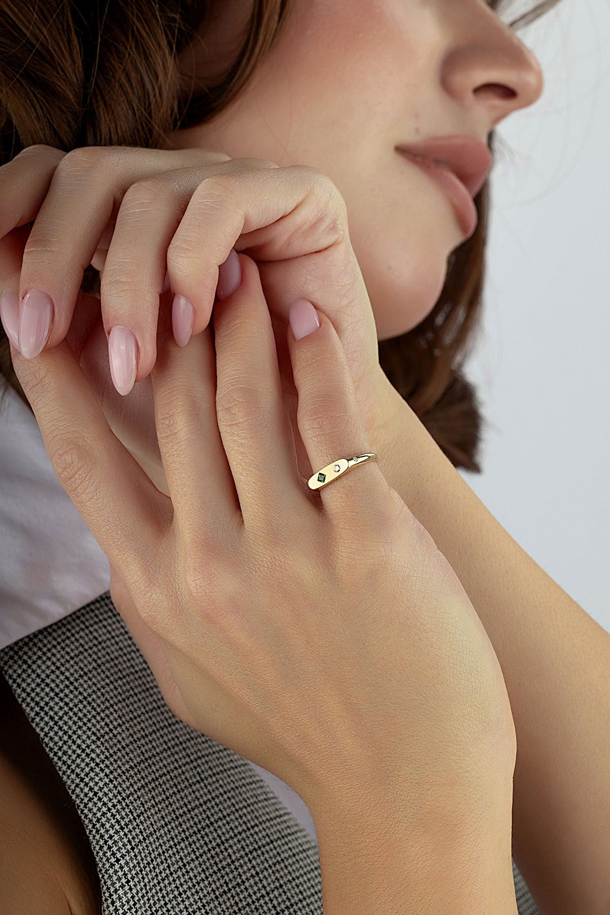 Dörtgen Yeşil Taşlı Serçe Parmak Altın Yüzük Ürün ikincil görseli