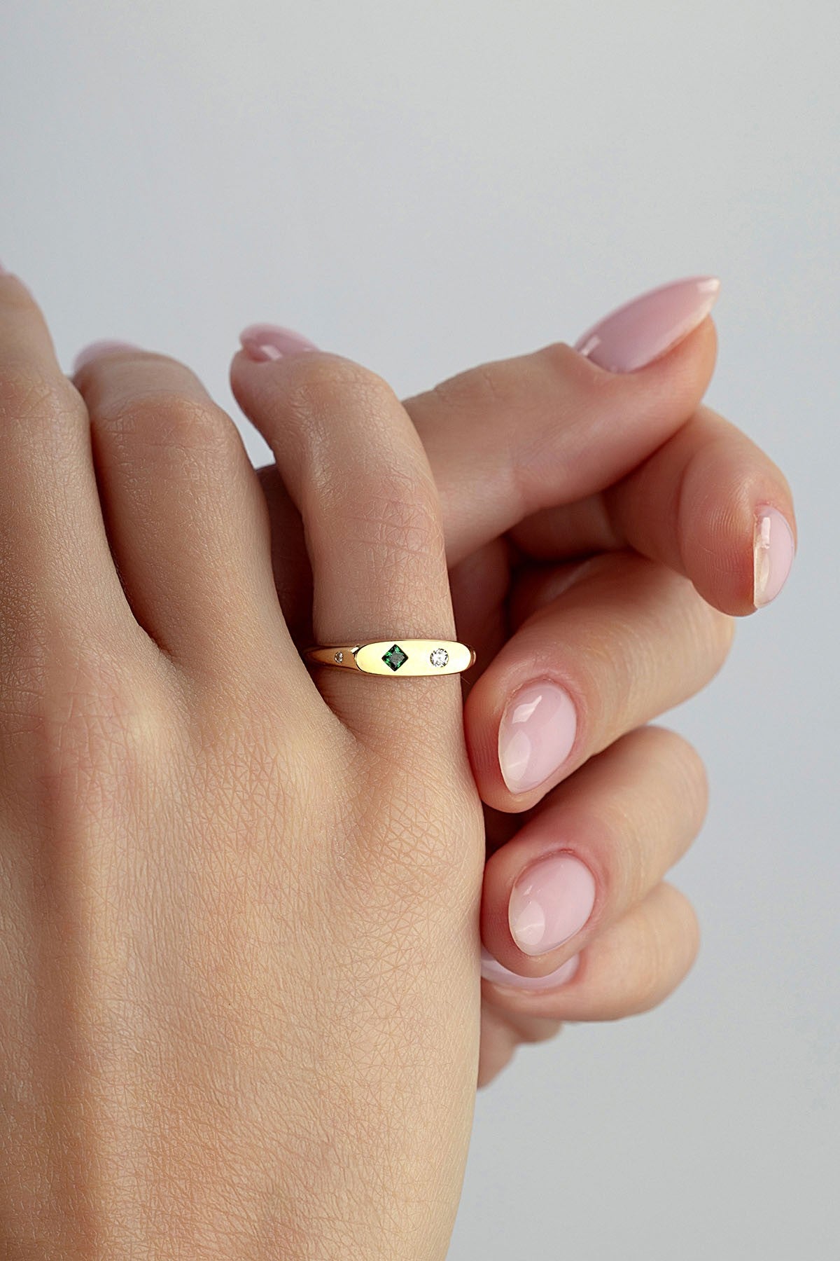 Dörtgen Yeşil Taşlı Serçe Parmak Altın Yüzük