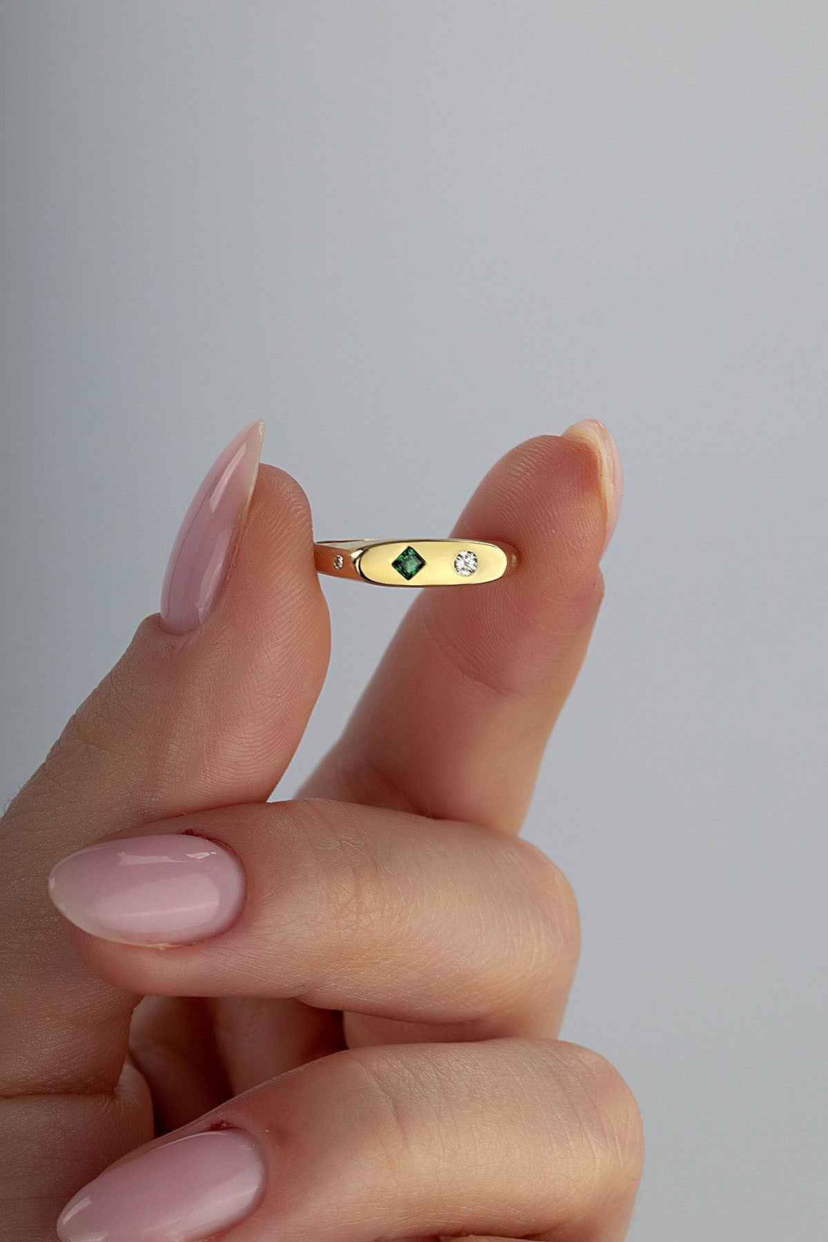 Dörtgen Yeşil Taşlı Serçe Parmak Altın Yüzük