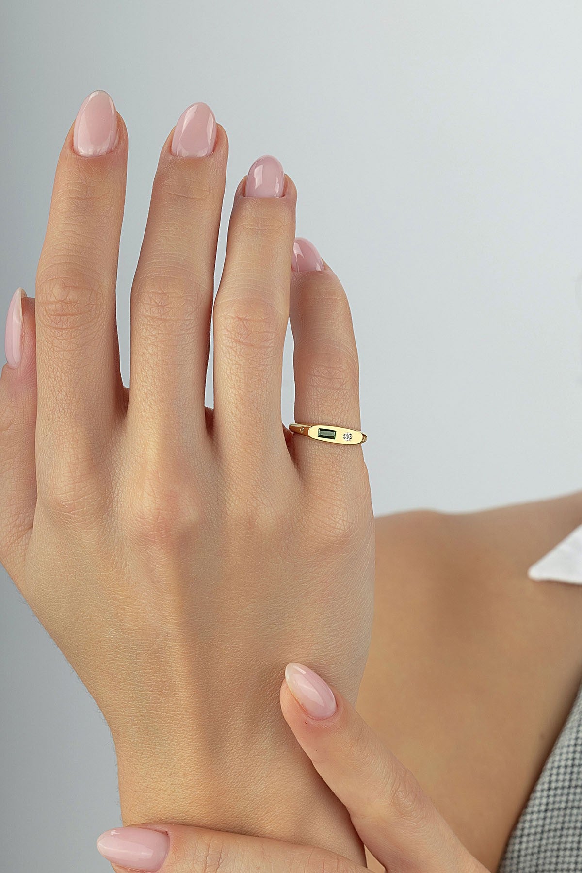 Dikdörtgen Yeşil Taşlı Serçe Parmak Altın Yüzük