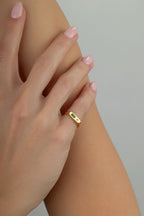 Dikdörtgen Yeşil Taşlı Serçe Parmak Altın Yüzük