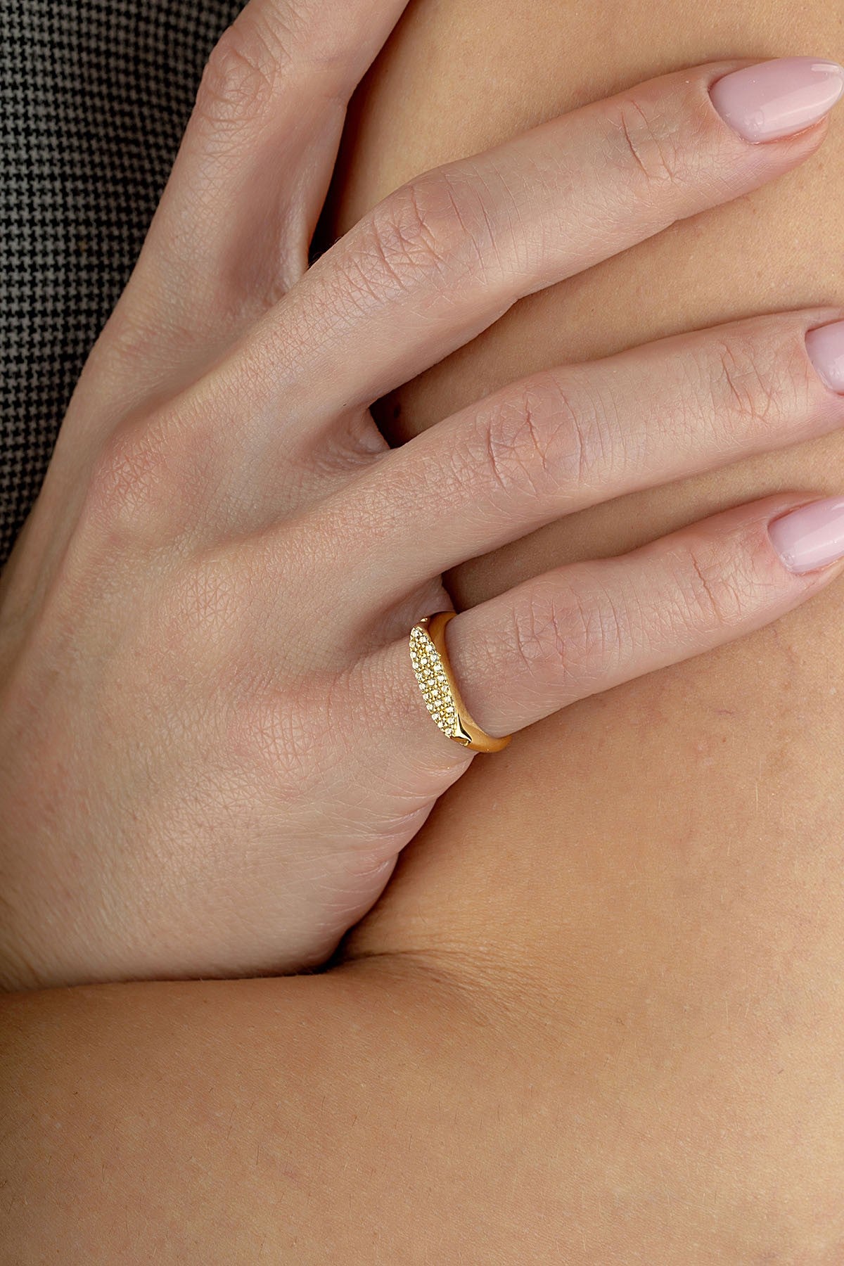 Sıra Taşlı Serçe Parmak Altın Yüzük