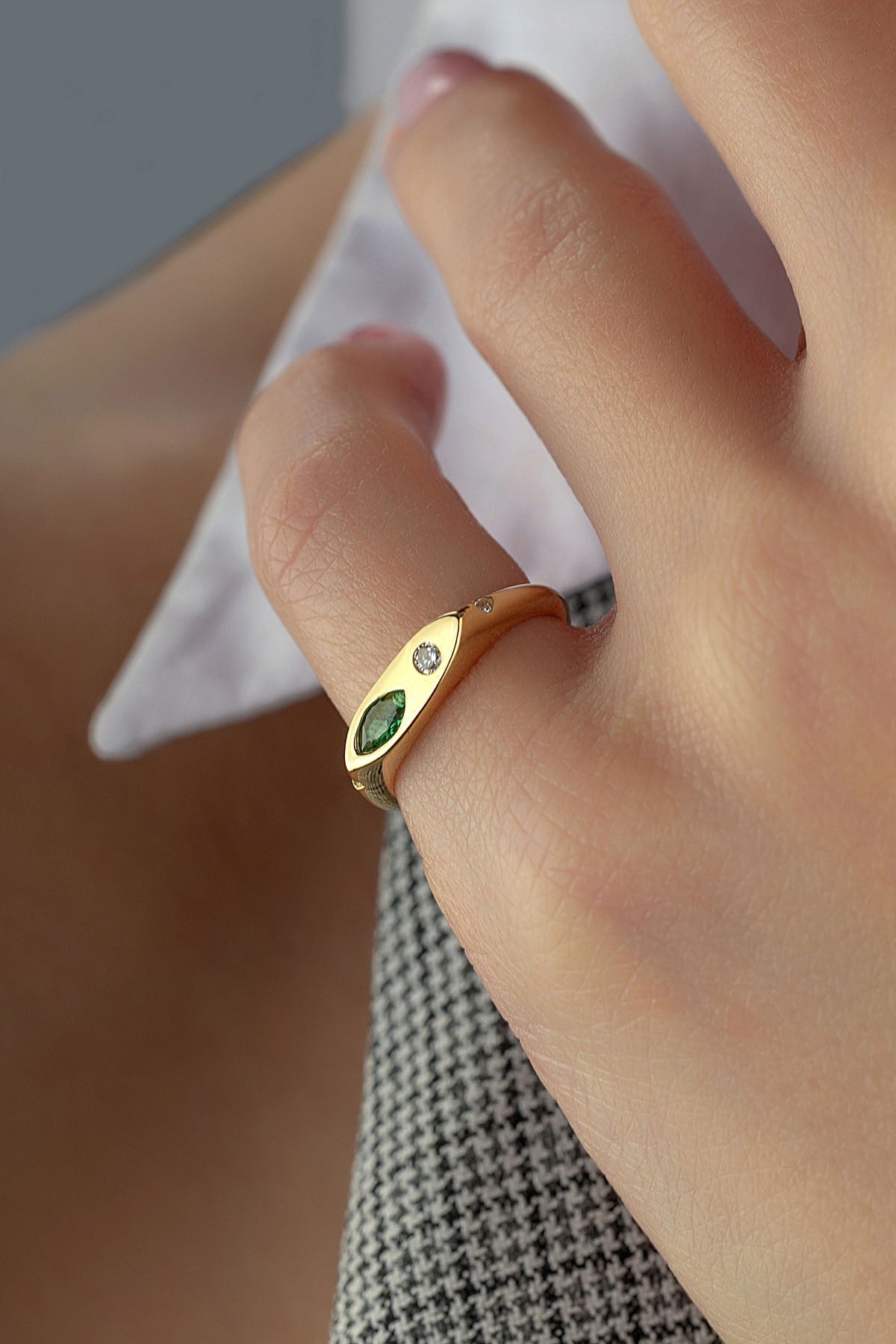 Elmas Şekilli Yeşil Taşlı Serçe Parmak Altın Yüzük