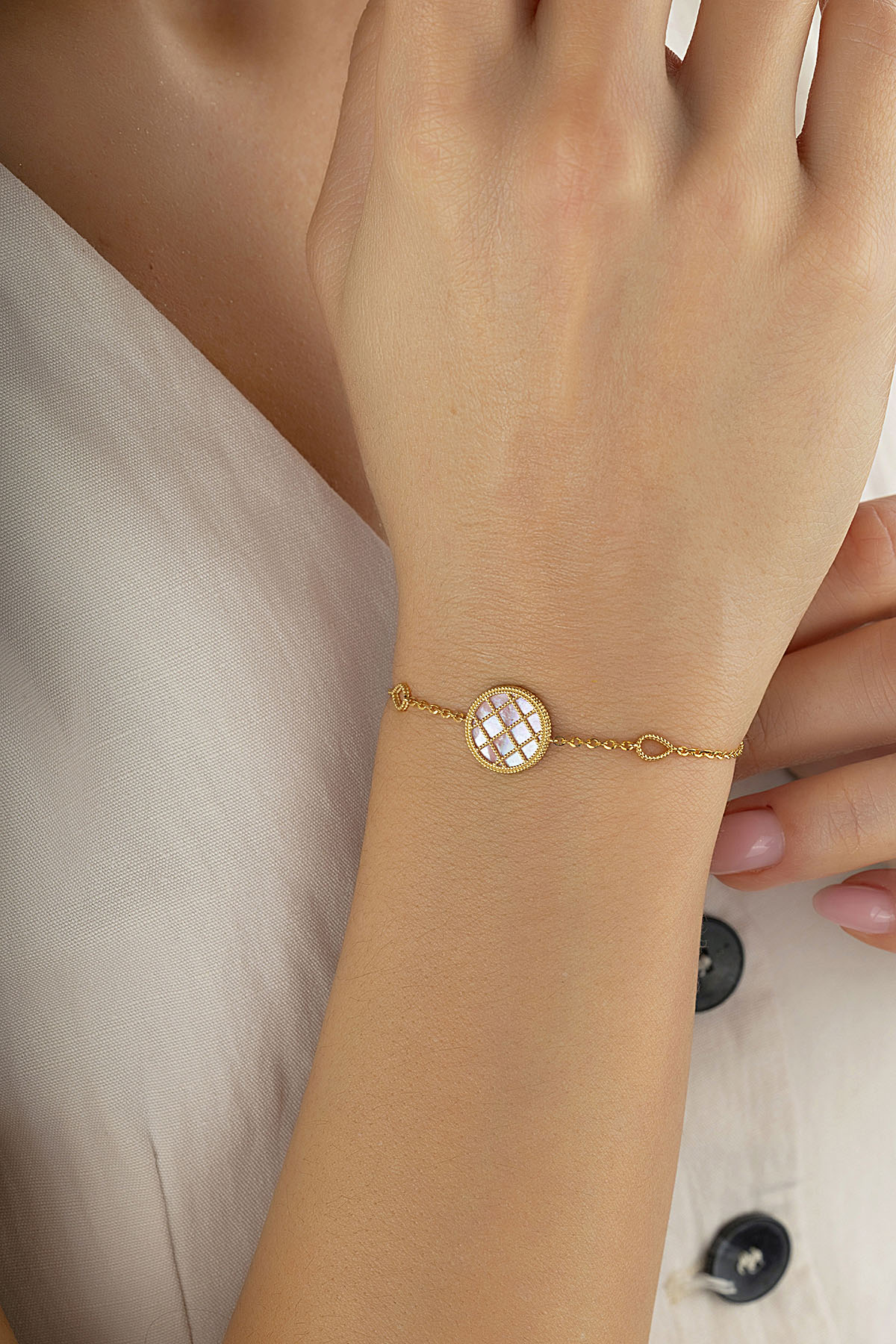 Çift Taraflı Pembe Beyaz Sedefli Altın Bileklik Ürün ana görseli