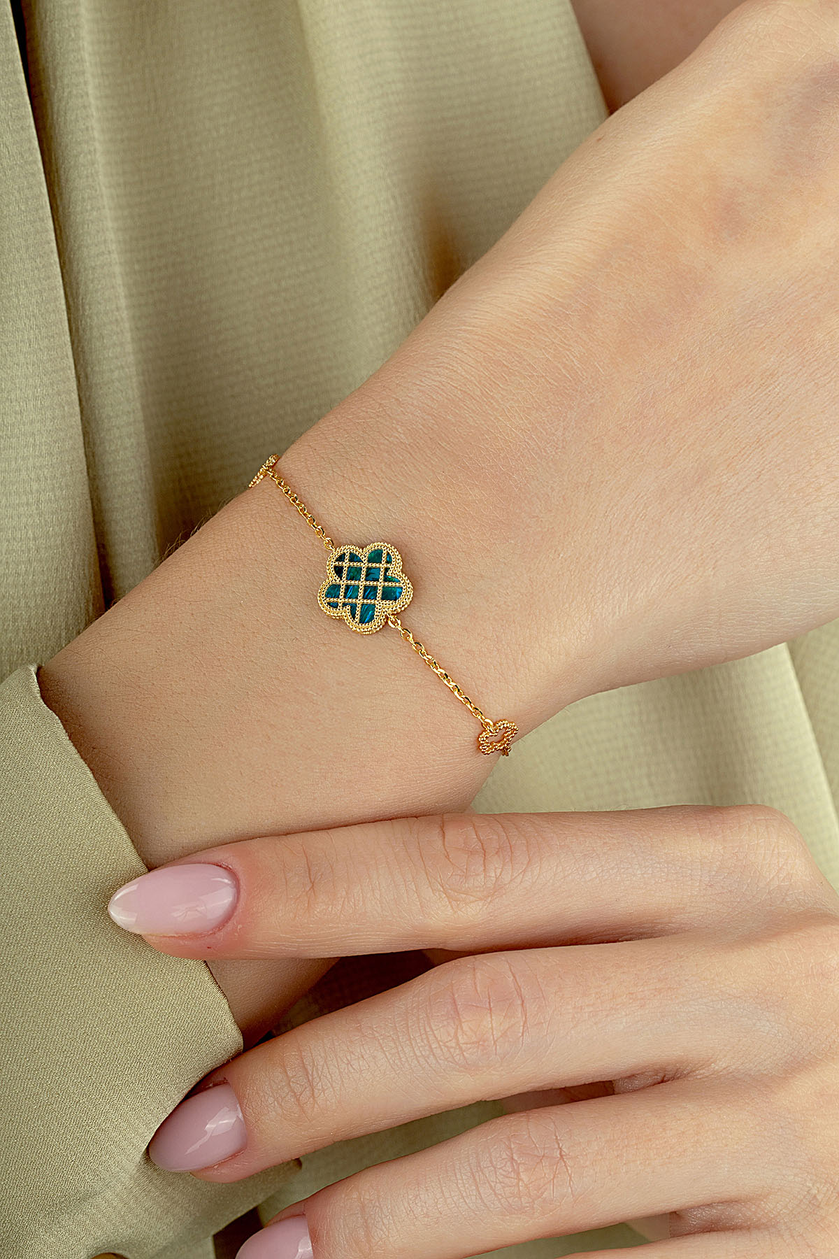 Double-Sided Blue and White Mother-of-Pearl Cage Flower Gold Bracelet Secondary image