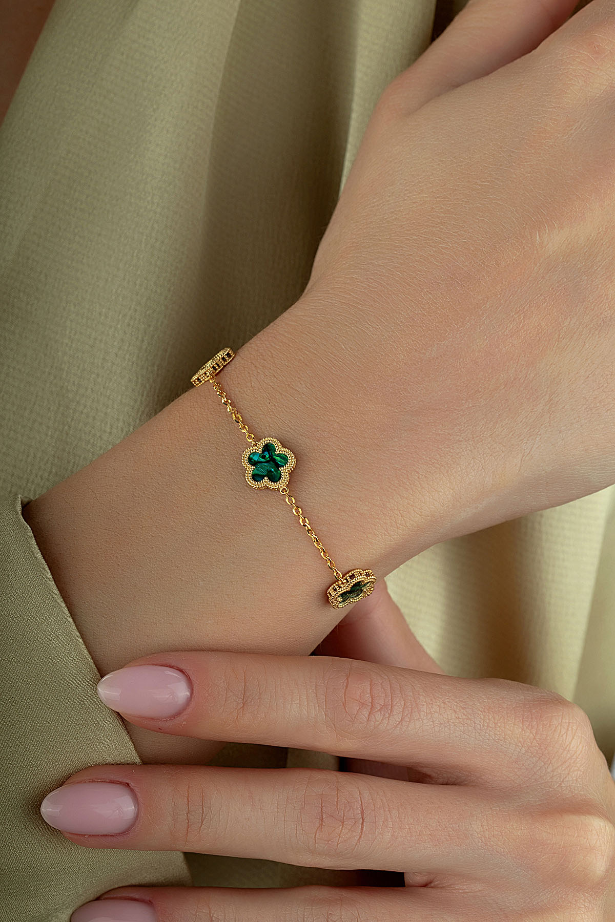 Çift Taraflı Yeşil Beyaz 3 Çiçek Desenli Altın Bileklik Ürün ana görseli