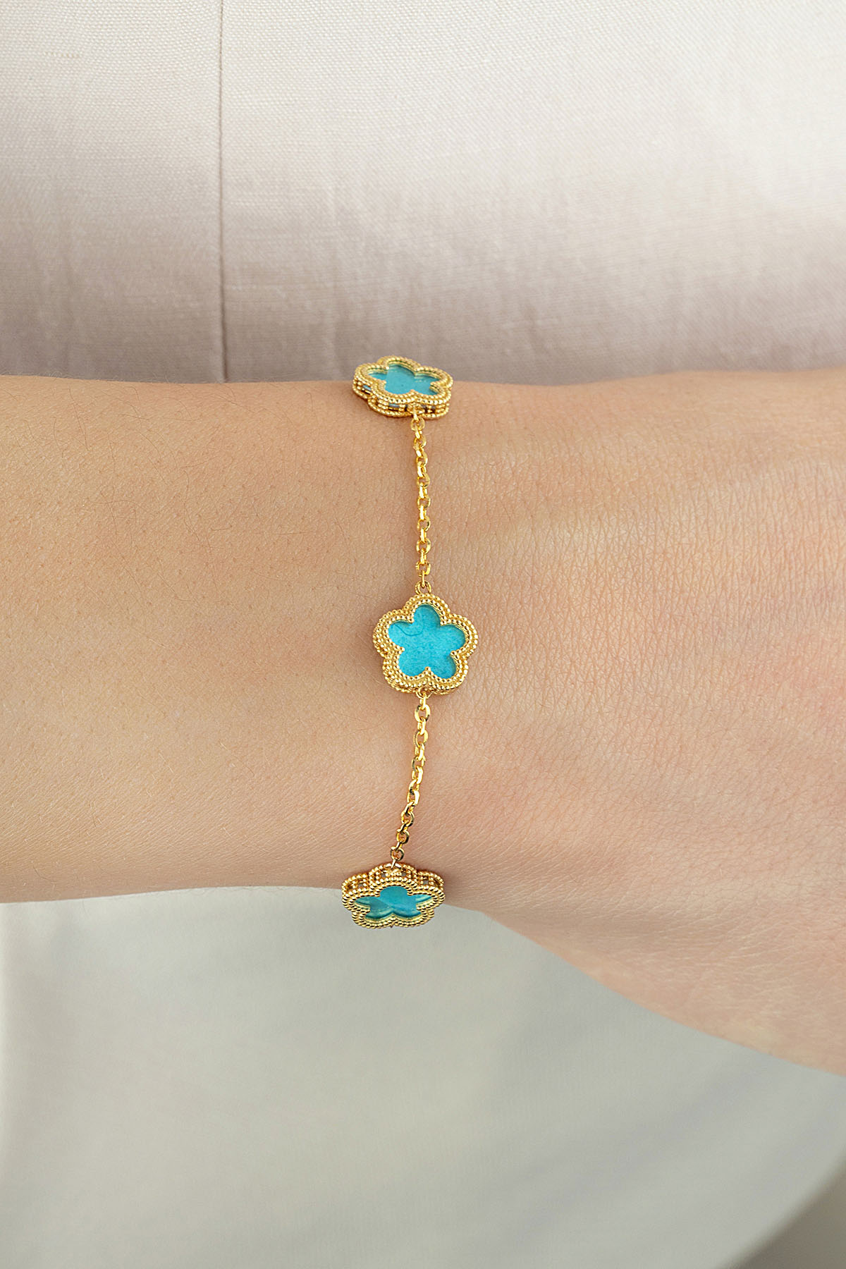 Çift Taraflı Turkuaz Beyaz 3 Çiçek Desenli Altın Bileklik Ürün ikincil görseli