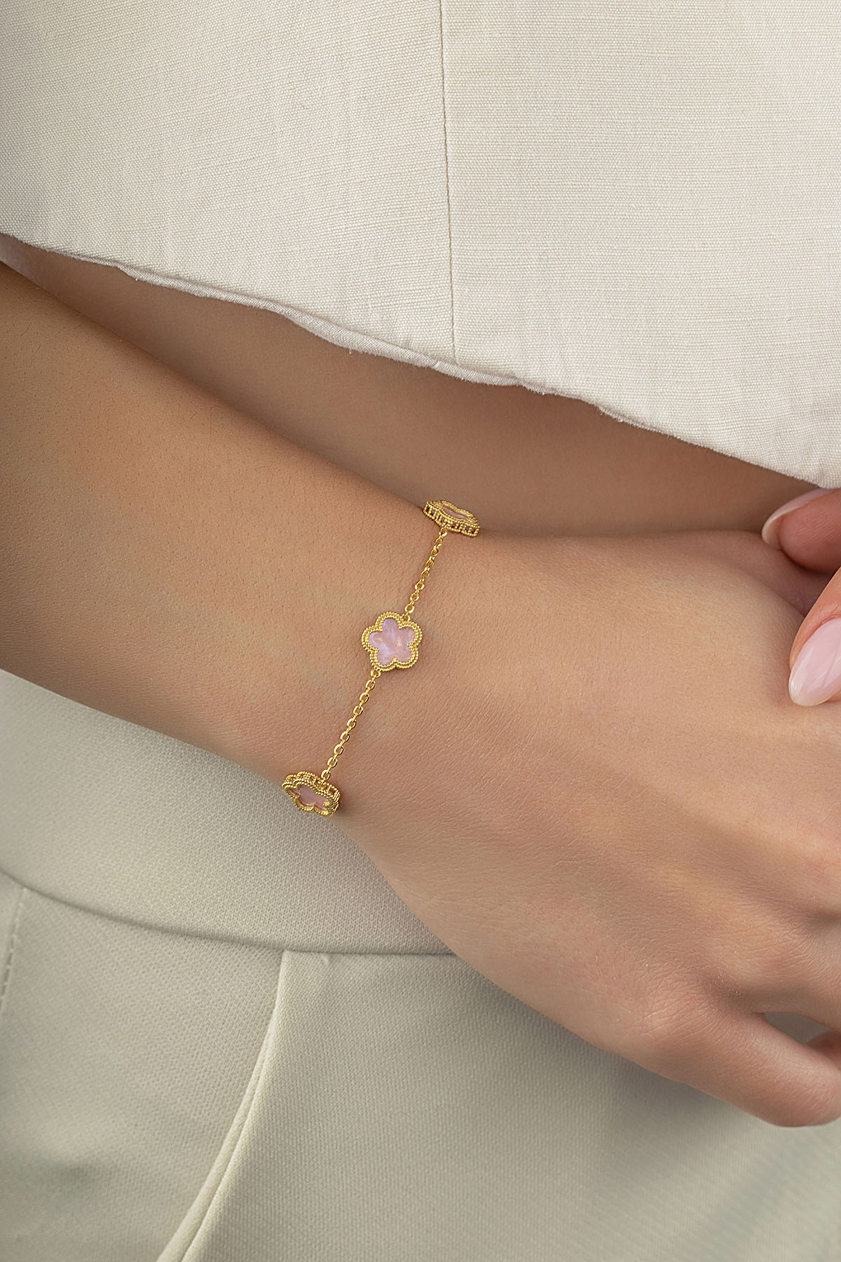 Çift Taraflı Pembe Beyaz Sedefli 3 Çiçek Altın Bileklik Ürün ikincil görseli