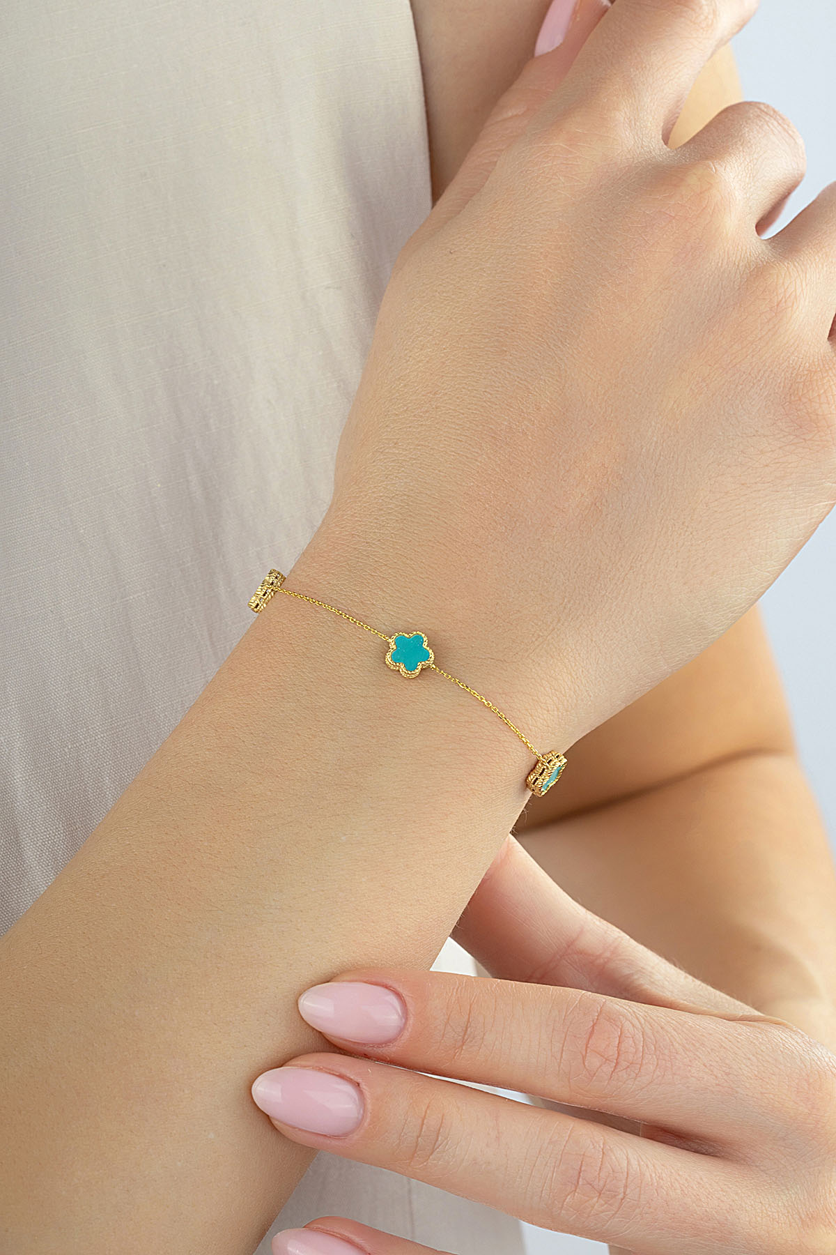 Çift Taraflı Turkuaz Beyaz Sedefli Geniş 3 Çiçekli Altın Bileklik Ürün ana görseli