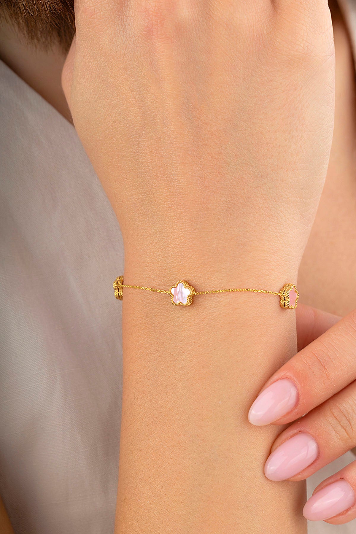 Çift Taraflı Pembe Beyaz Sedefli Geniş 3 Çiçekli Altın Bileklik