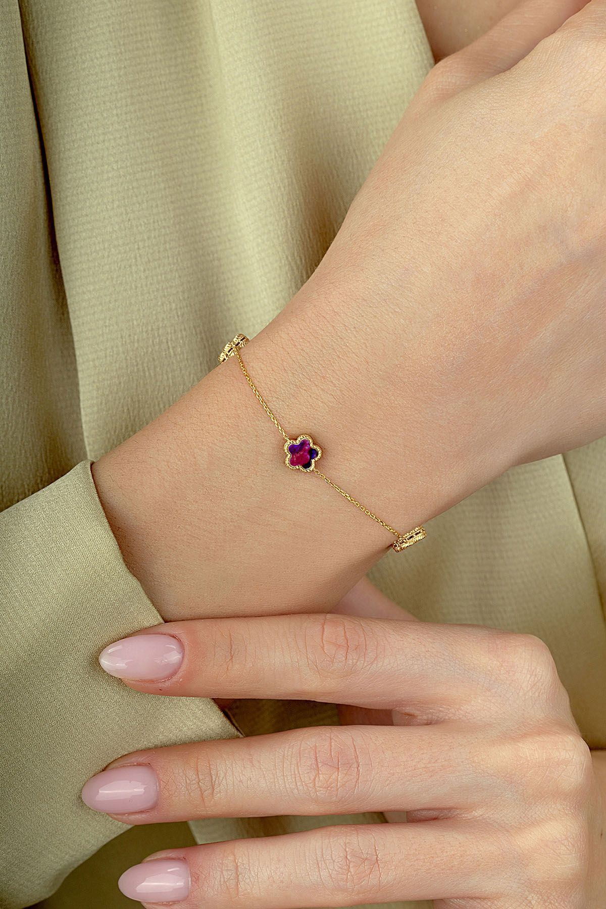 Çift Taraflı Mor Beyaz Sedefli Geniş 3 Çiçekli Altın Bileklik Ürün ana görseli